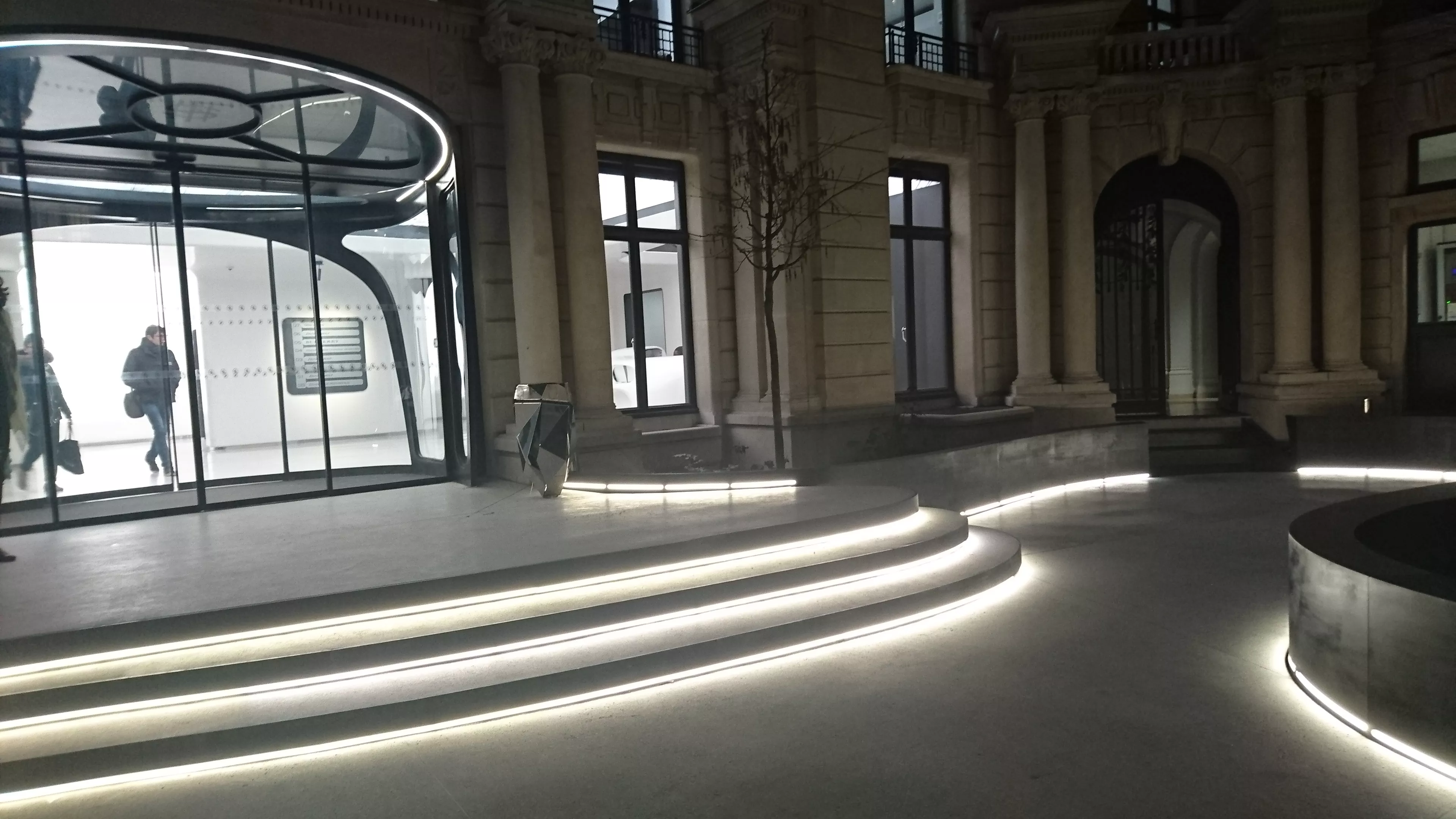 Création sas marquise et agencement cour, Faubourg St Honoré, Paris