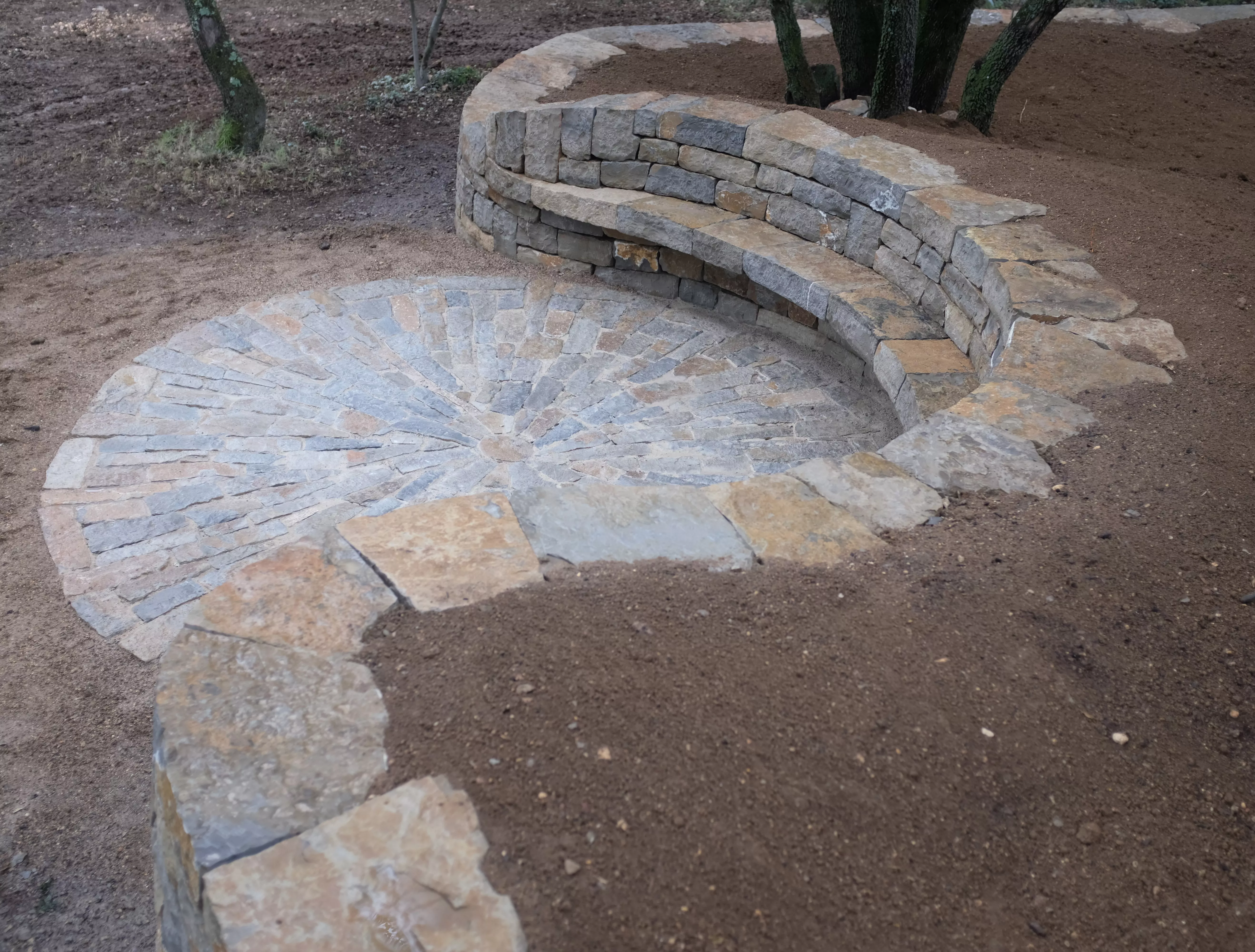 calade et mur avec banc volant
