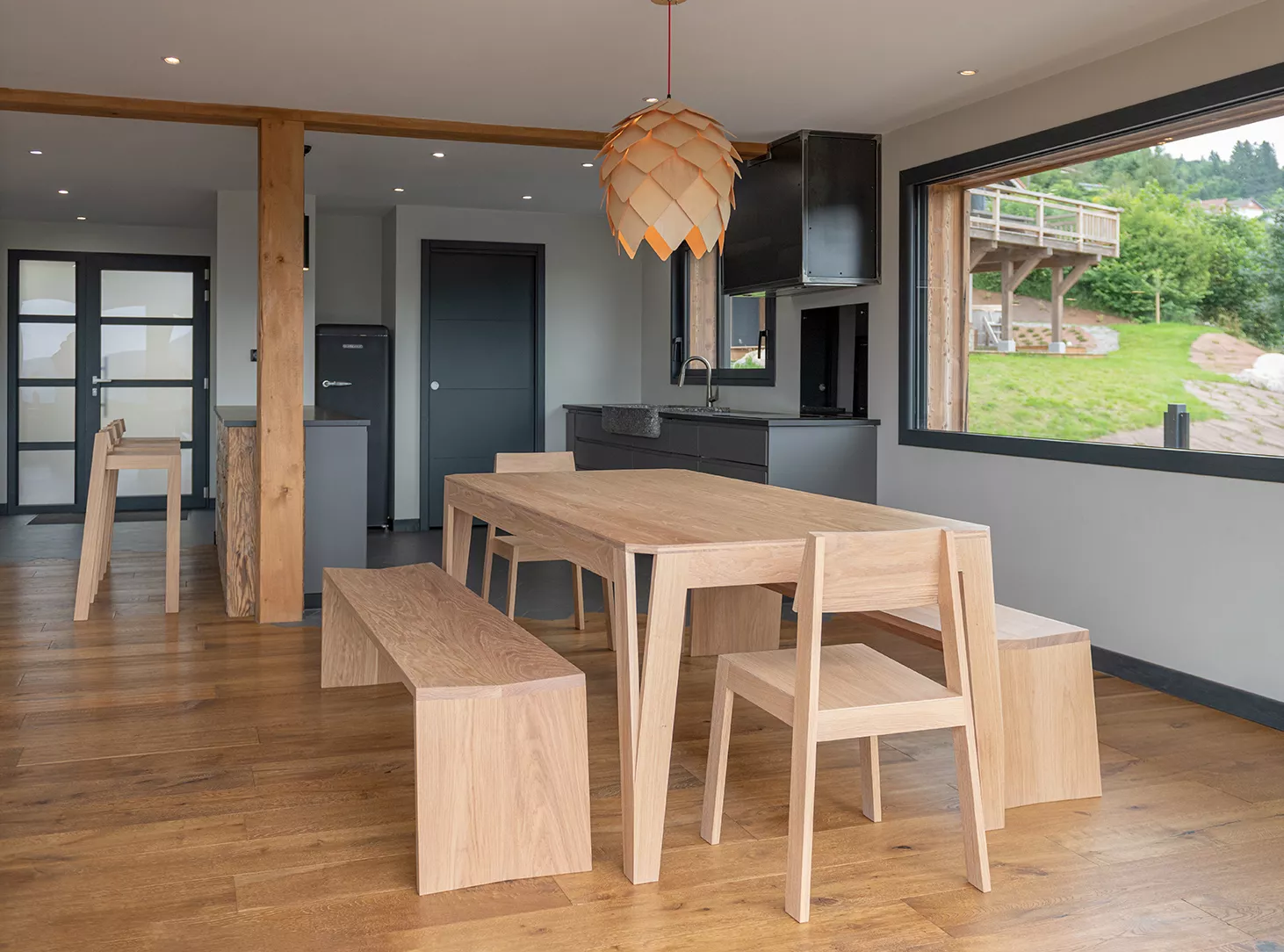 Delavelle design, table MéliMélo, bancs PAP et chaises Pilpil en chêne