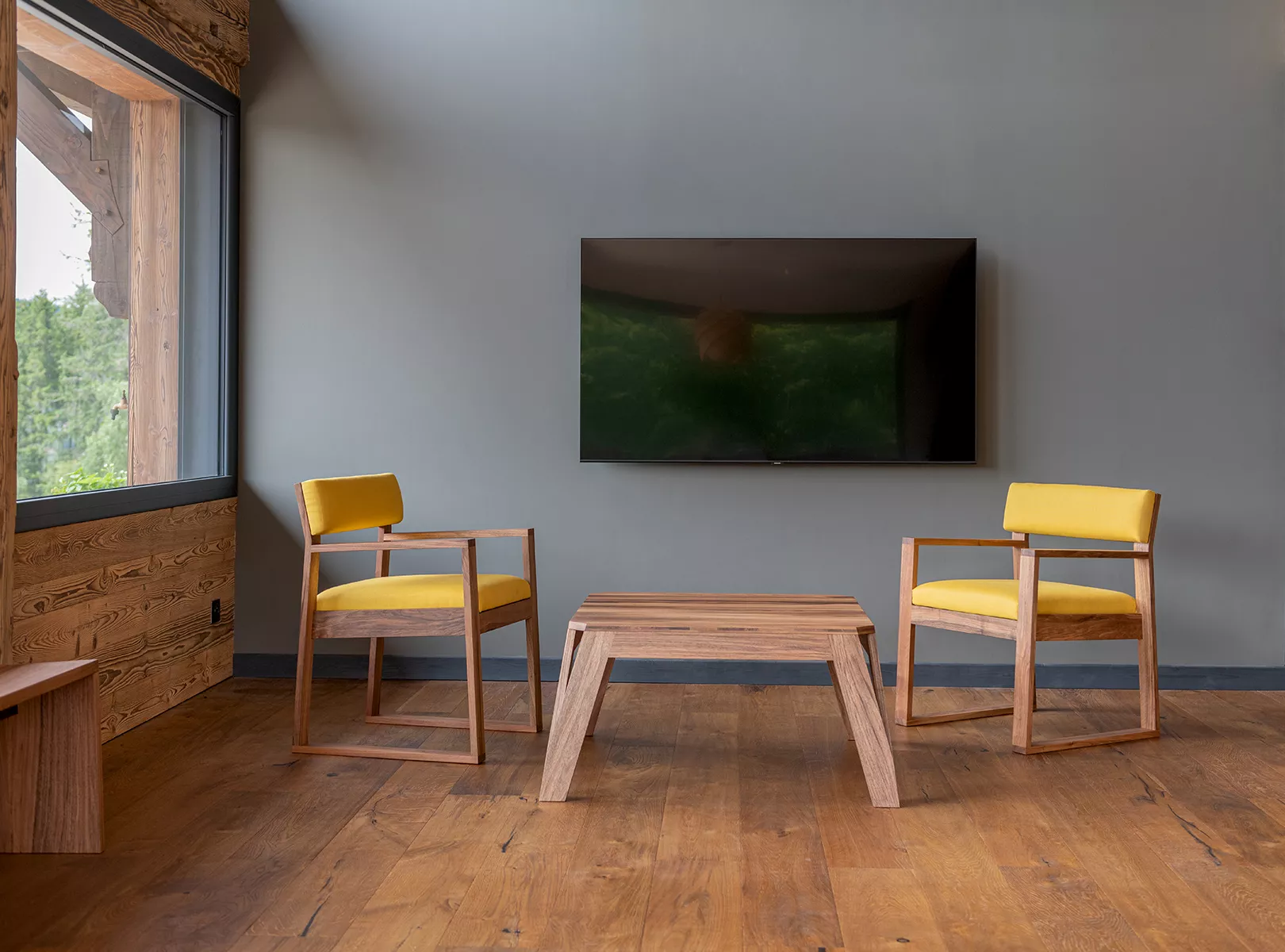 Delavelle design, fauteuils AIX et table basse MéliMélo en noyer