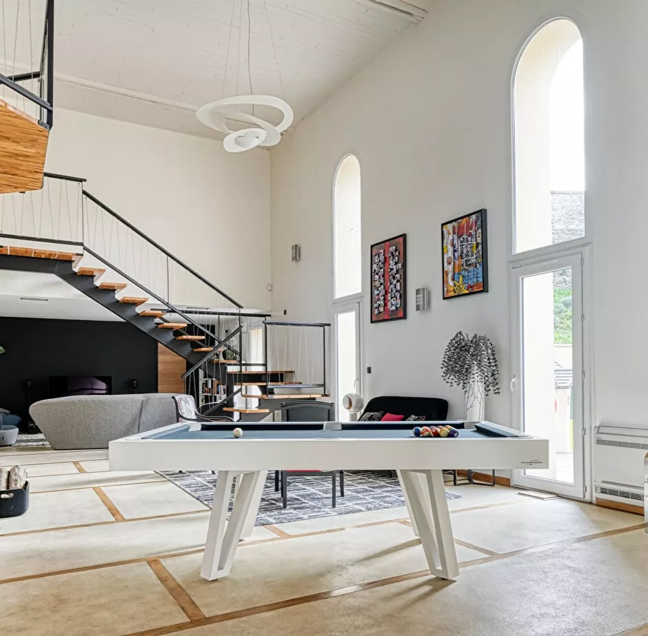 Billard design Osmoz dans salon cathédrale