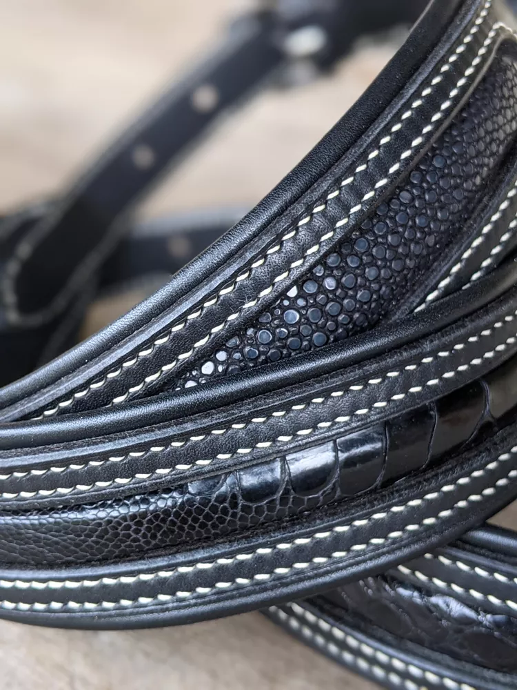 Petite série de colliers pour chien cuirs précieux, croco, galuchat et patte d'autruche. Cousus main