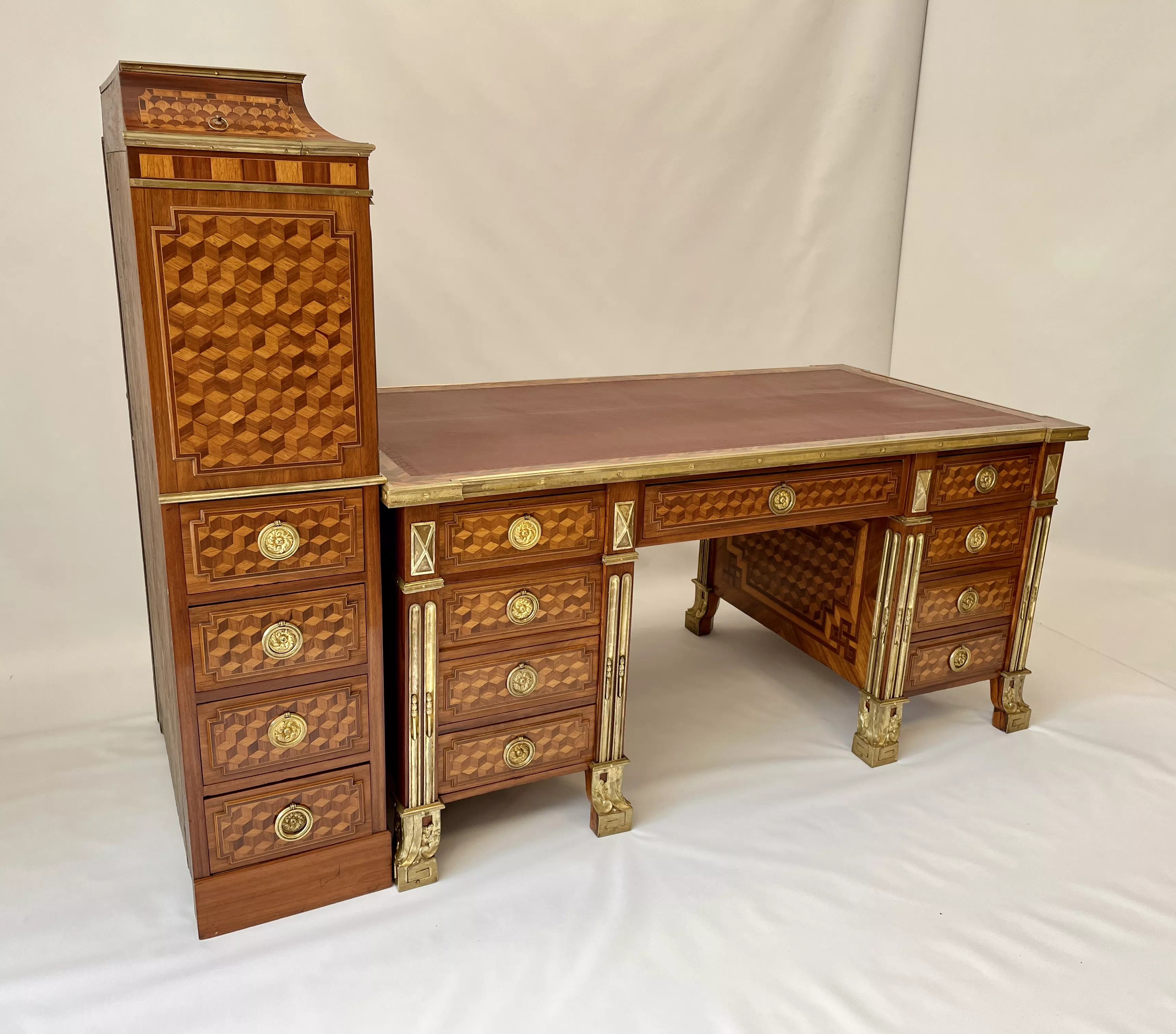 bureau et son cartonnier attribué à Simon Oeben exposé au musée des Beaux-Arts de Tours