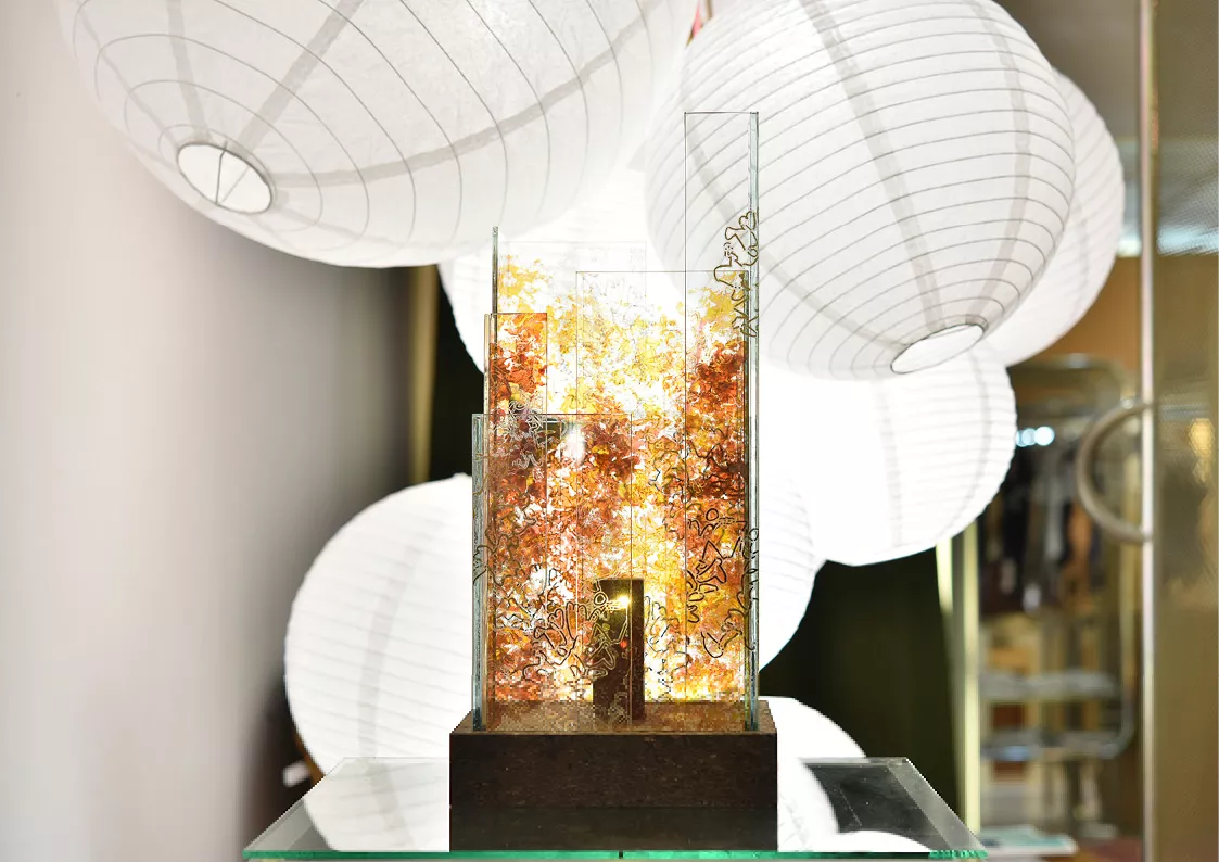 Des interstices, fleurs s'extirpent et embrasent nos parois de verre. Mauvaises graines ! A son design architectural font écho empreintes végétales. A la tombée de la nuit, ses parois de verre cèdent la place au graphisme organique, invitant à la contemplation.