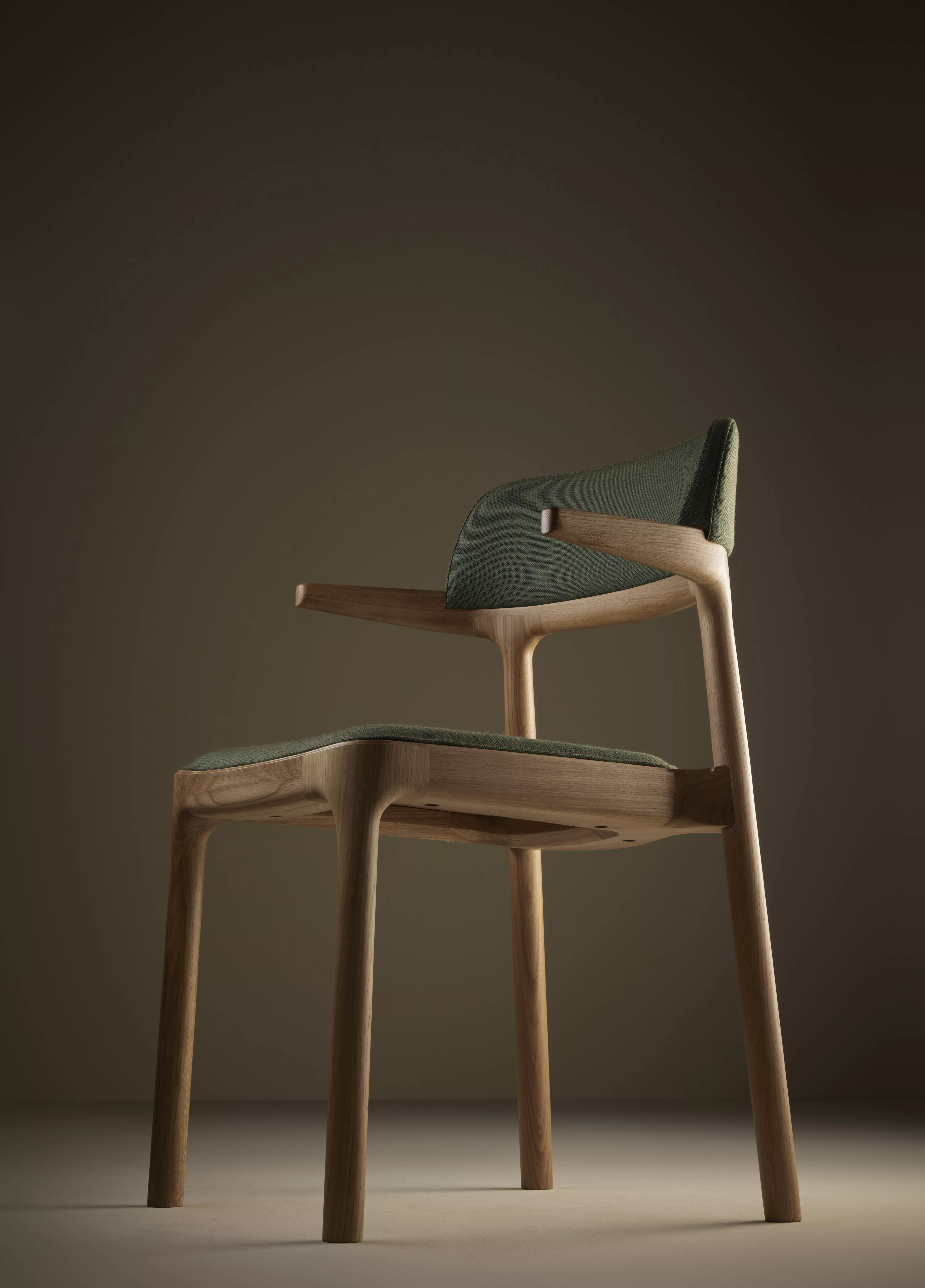 La chaise Orria est le fruit de la rencontre du designer, Patrick Jouin, de l’artisan, l’Atelier de Recherche et de Création du Mobilier National, et de l’atelier de fabrication Alki. La richesse des regards portés par ces différents acteurs a guidé le projet à l’initiative de la Bibliothèque nationale de France pour la salle ovale du site Richelieu. Aujourd’hui, suivant le principe d’ouverture à tous de la BnF, Alki propose la chaise Orria éditée. 