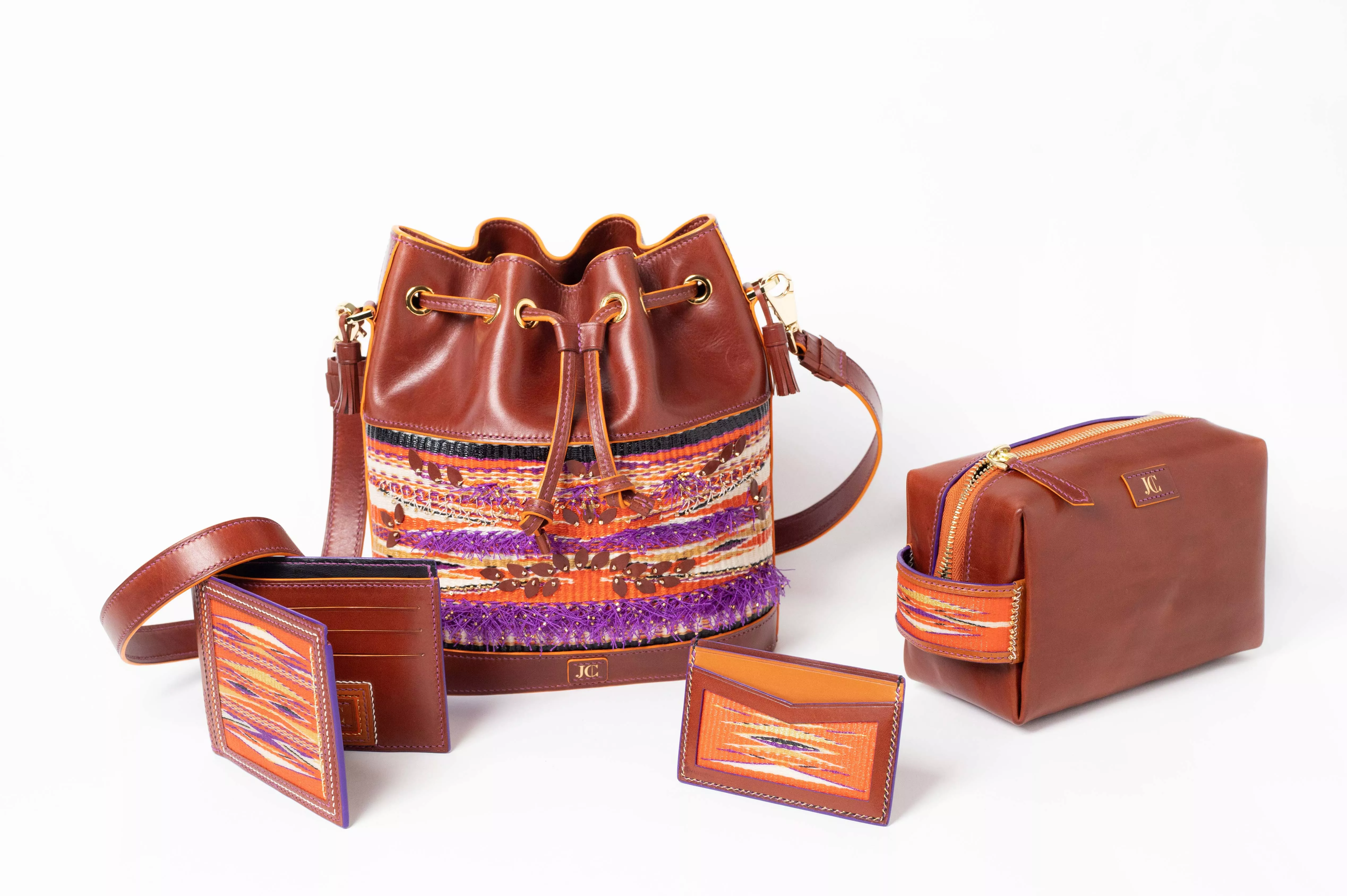 ✨La collection Emblème ✨  La collection Emblème se décline en cuir Papaya. Elle comprend quatre pièces uniques haut de gamme : le sac-bijoux Rosario qui se pare d’un éventail de motifs colorés et de franges perlées, le porte-cartes Pablo, le portefeuille Basile et la trousse Arya, toutes ornées de broderies et de tissages lumineux.