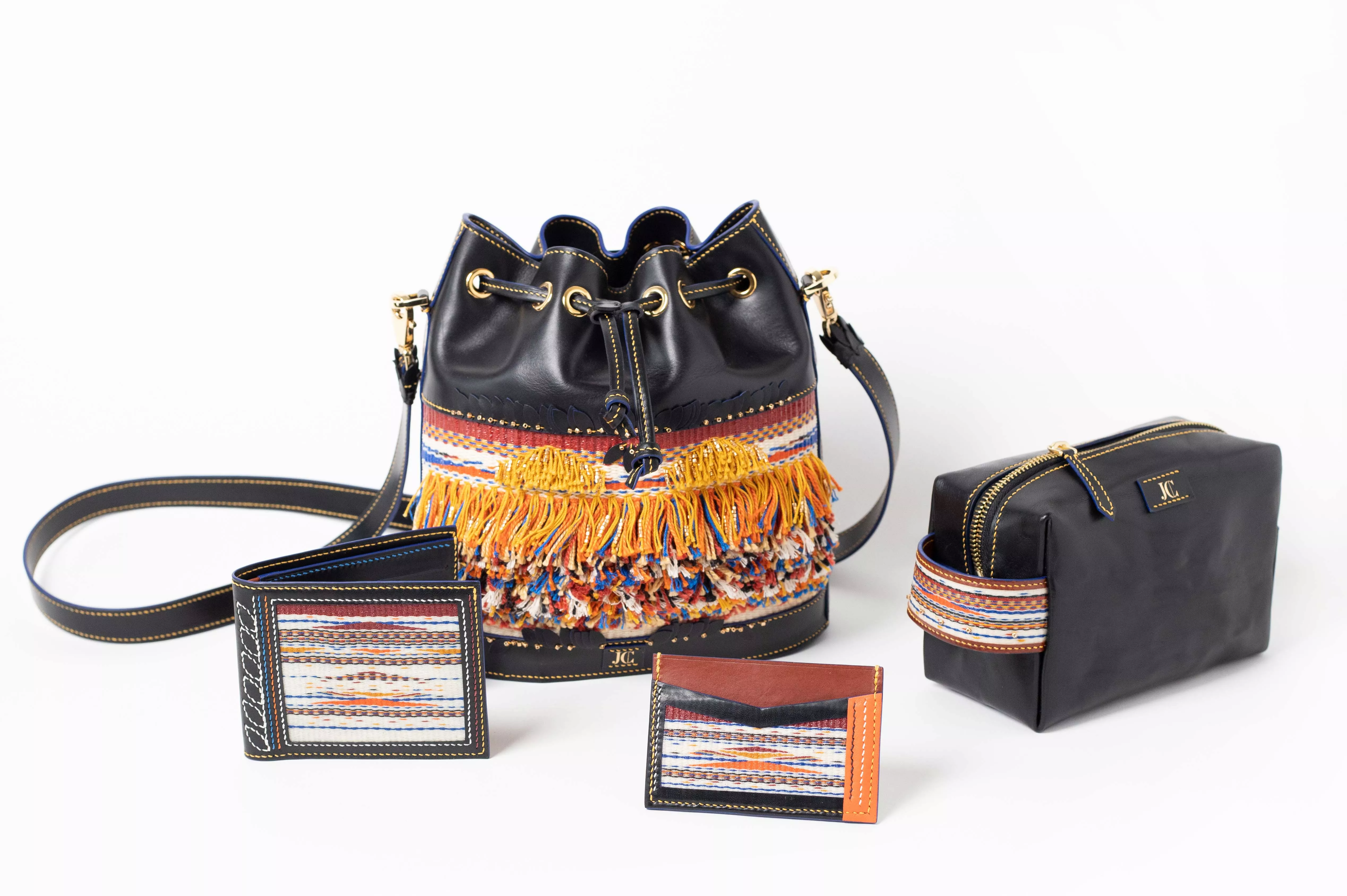 La collection Emblème se décline en cuir Noir. Elle est composée de quatre pièces uniques haut de gamme : le sac-bijoux Esteban avec ses franges où dansent les perles, le porte-cartes Malo, le portefeuille Thiago et la trousse Pilar. Tous arborent une parure de broderies et de tissages uniques et luxueux.