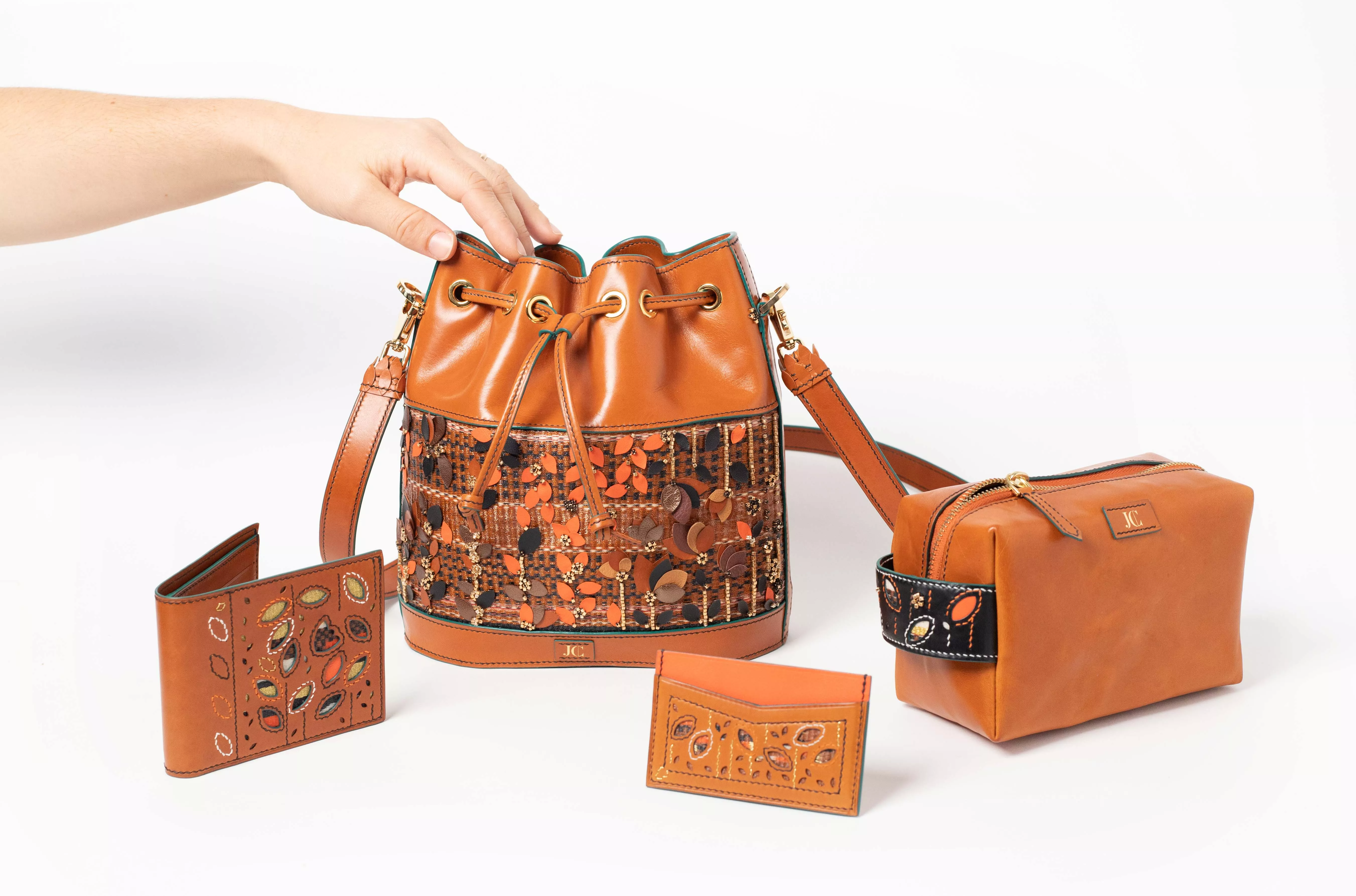 ✨La collection Emblème ✨  La collection Emblème se décline en cuir Whisky. Elle comprend quatre pièces uniques haut de gamme: le sac-bijoux Rosario qui se pare d’un éventail de motifs colorés et de franges perlées, le porte-cartes Pablo,le portefeuille Basile et la trousse Arya, toutes ornées de broderies et de tissages lumineux.