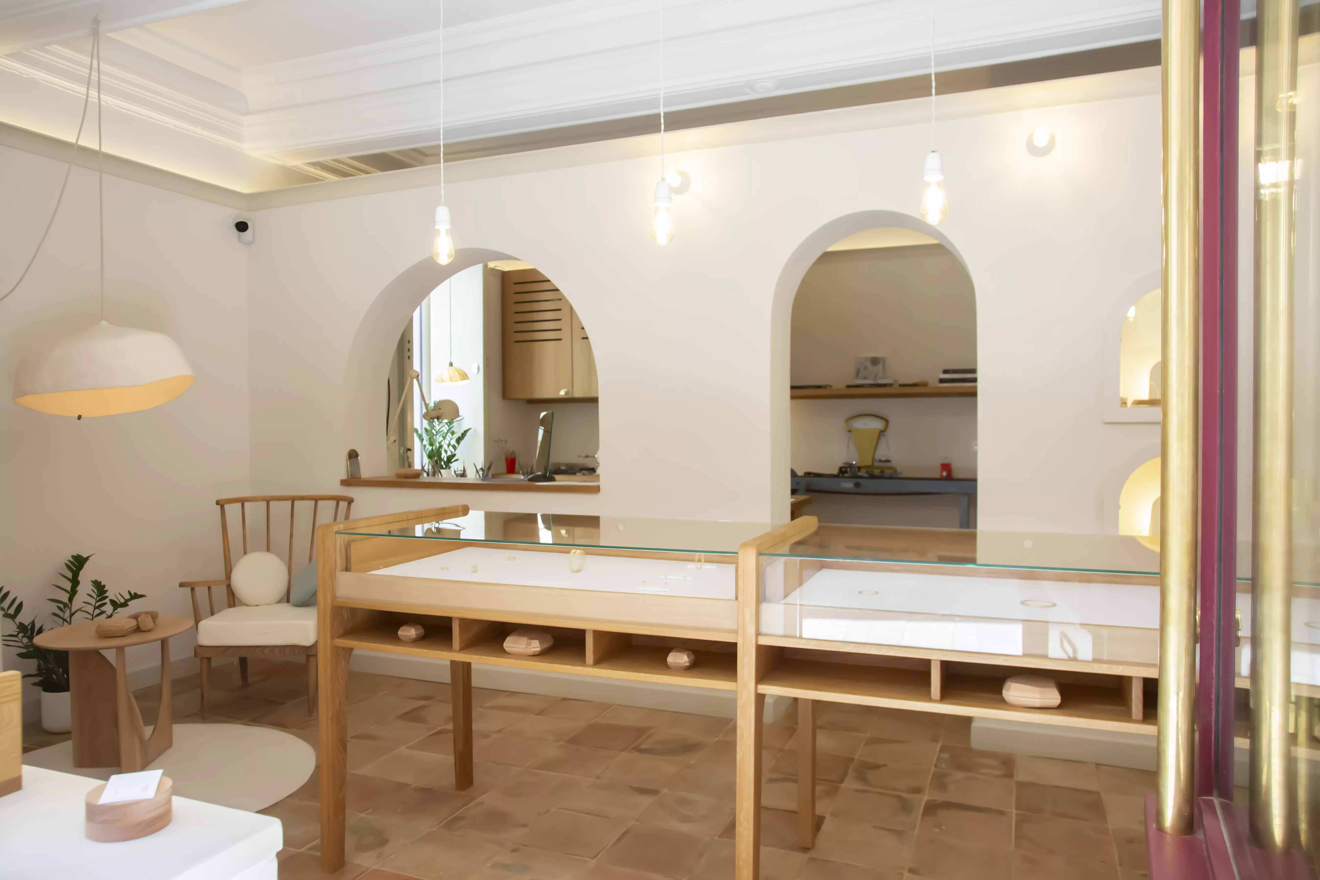 Entrée de la boutique avec vue sur l'atelier