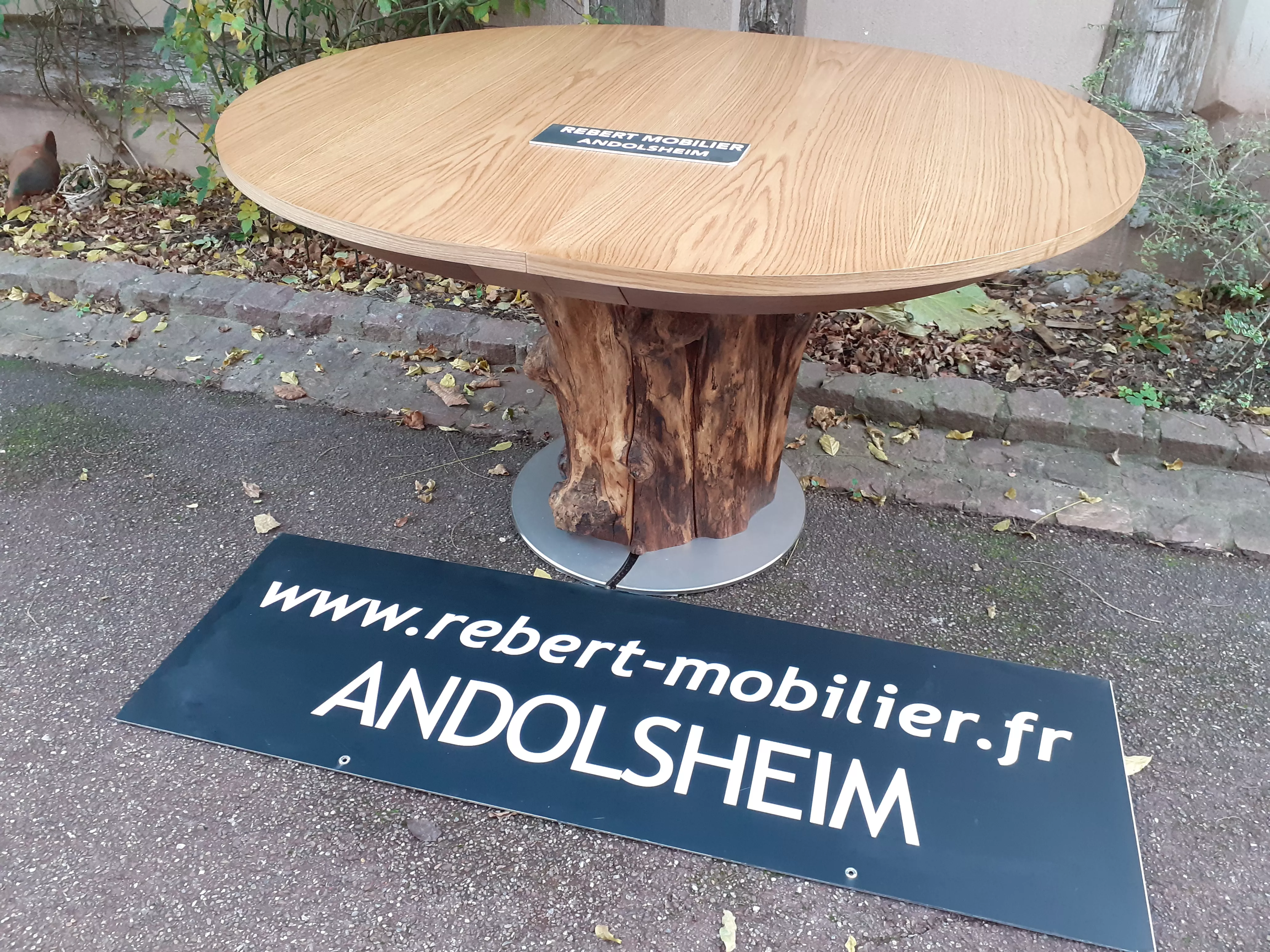 Table à partir d'une souche qui s'uvre pour accueillir 16 personnes