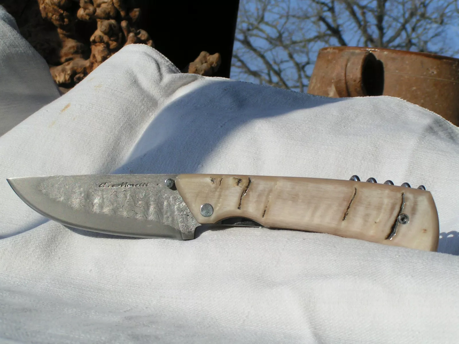 Couteau pliant, lame en acier issue de bas-foyer