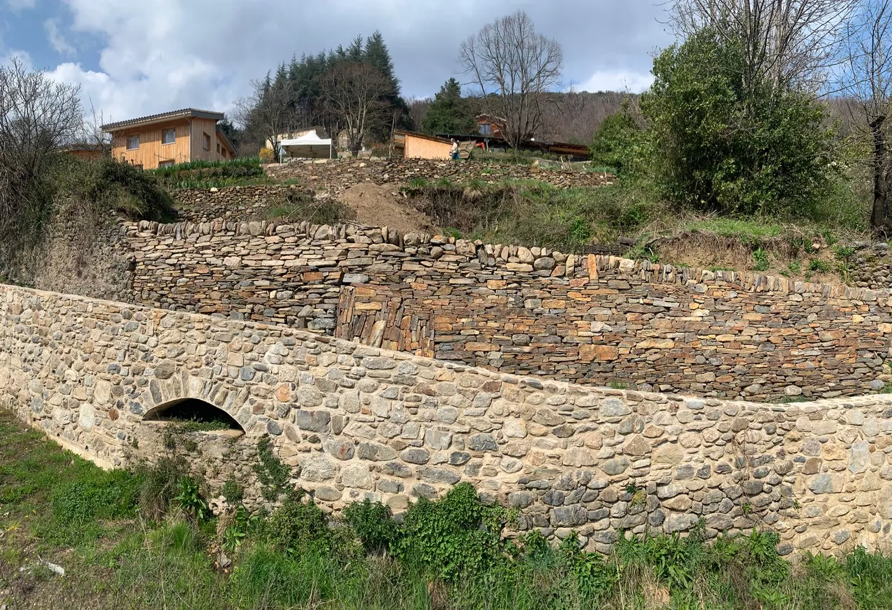 Mur schiste avec clavade