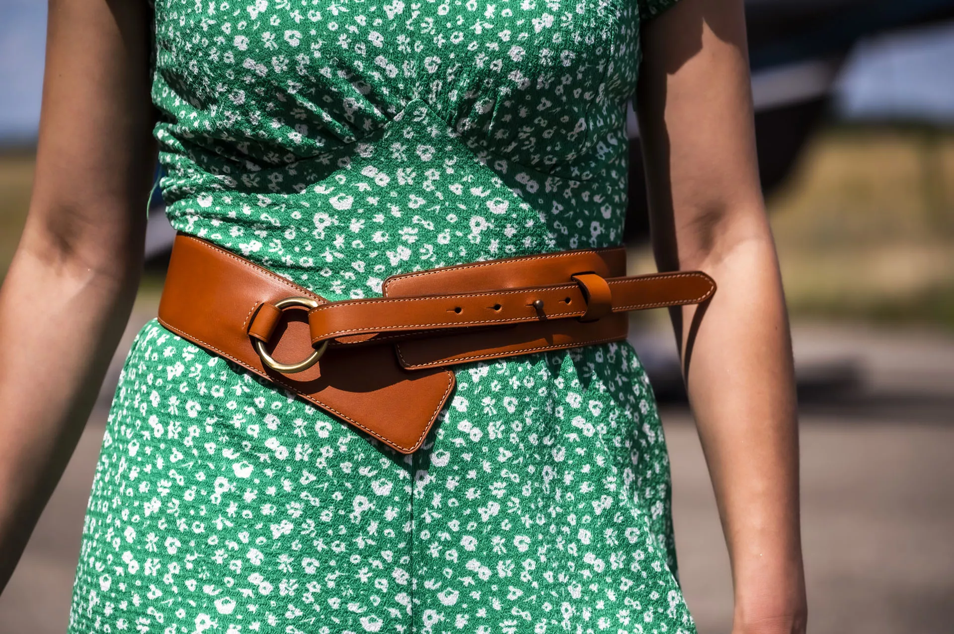 Ceinture large, en cuir tannage végétal, porté à la taille sur combinaison fleuri verte