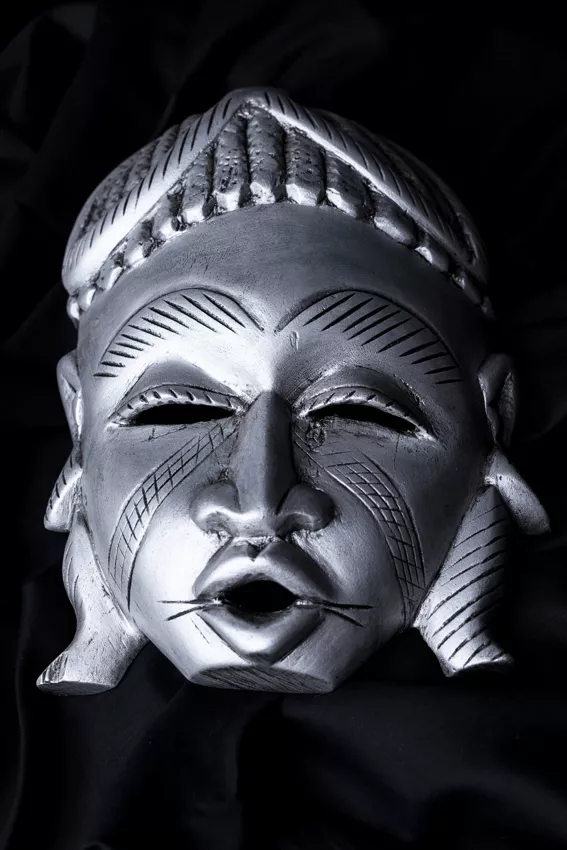 Patine d'un masque africain provenant de la tribu des Baoulés et datant de la fin des années 70, création Atelier Bleu Marline