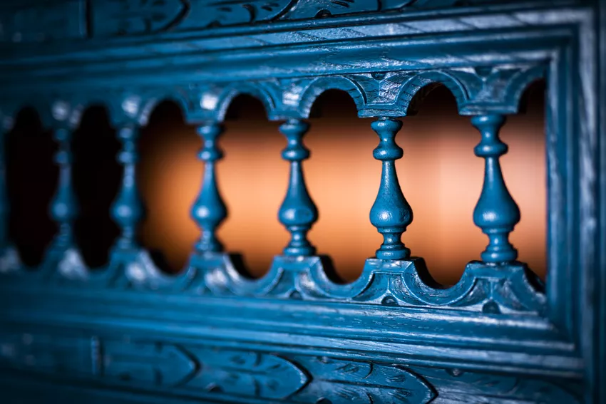 Détails sculptés de la porte d'une armoire bretonne patinée en bleu par l'Atelier Bleu Marline