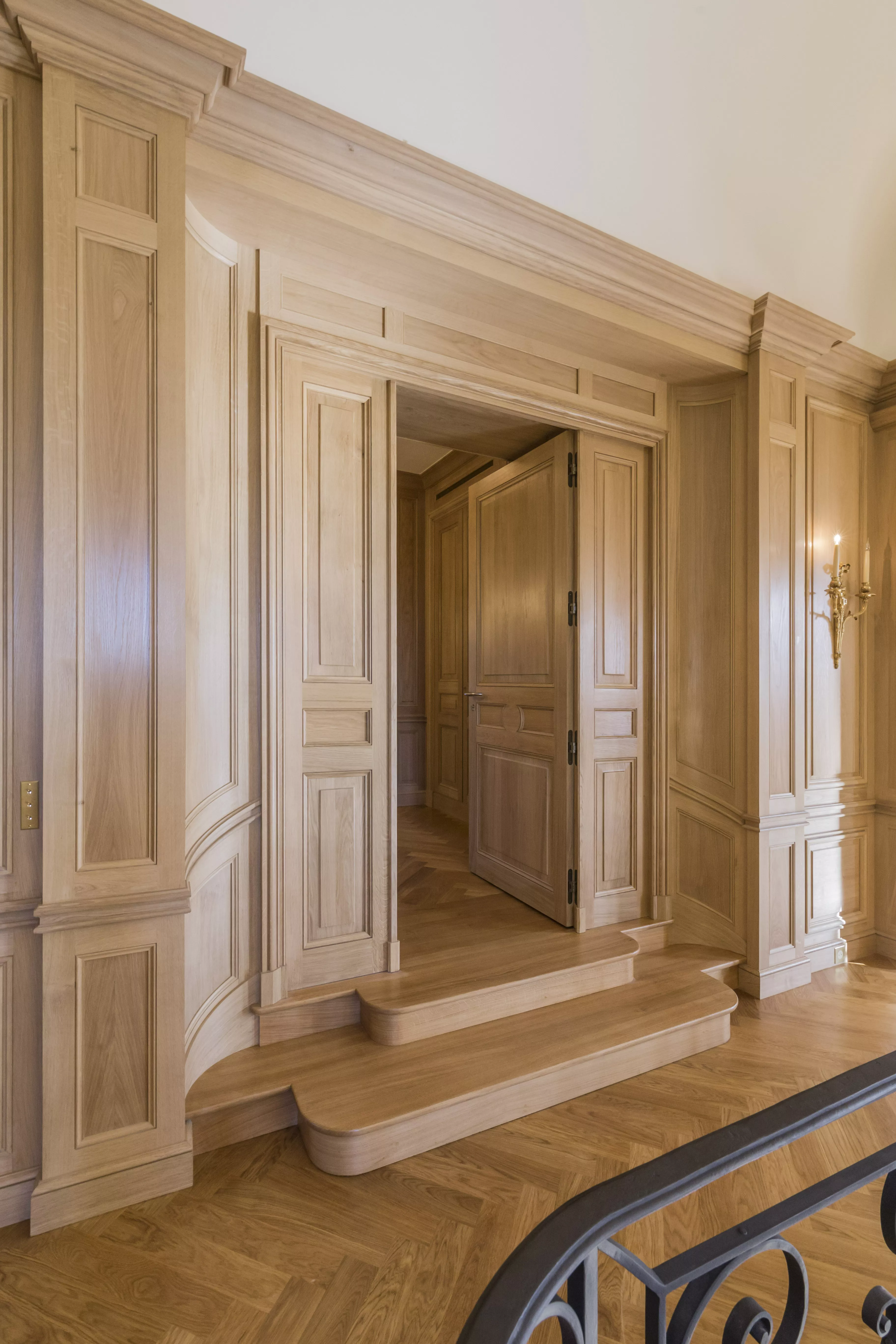 Habillage intérieur complet en chêne du château de Montlot