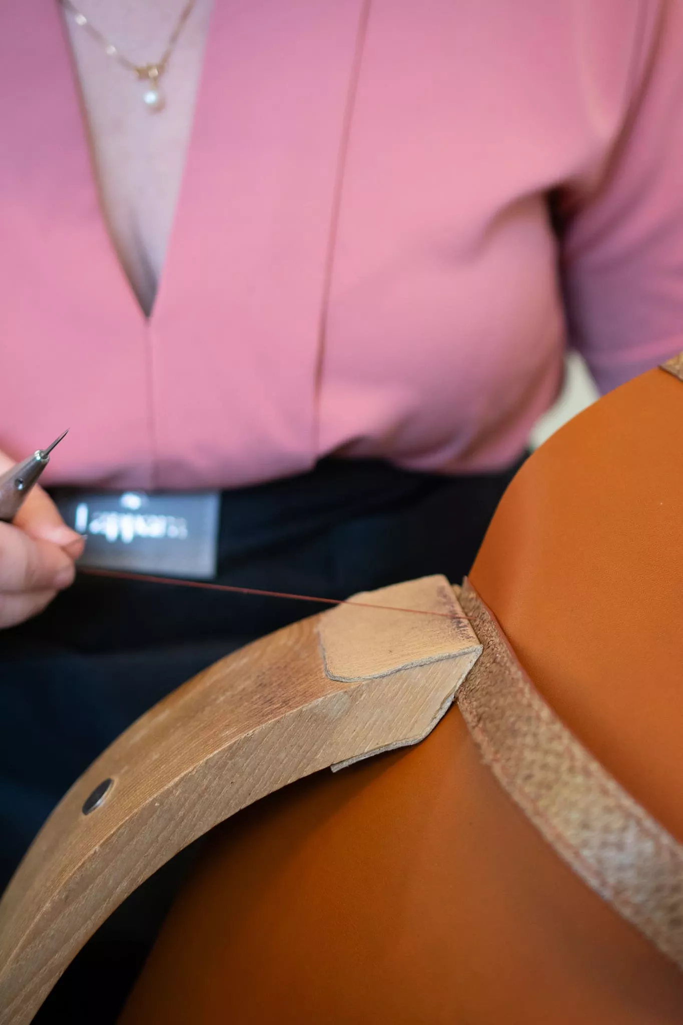 Artisane Lappara réalisant une Couture main au point sellier