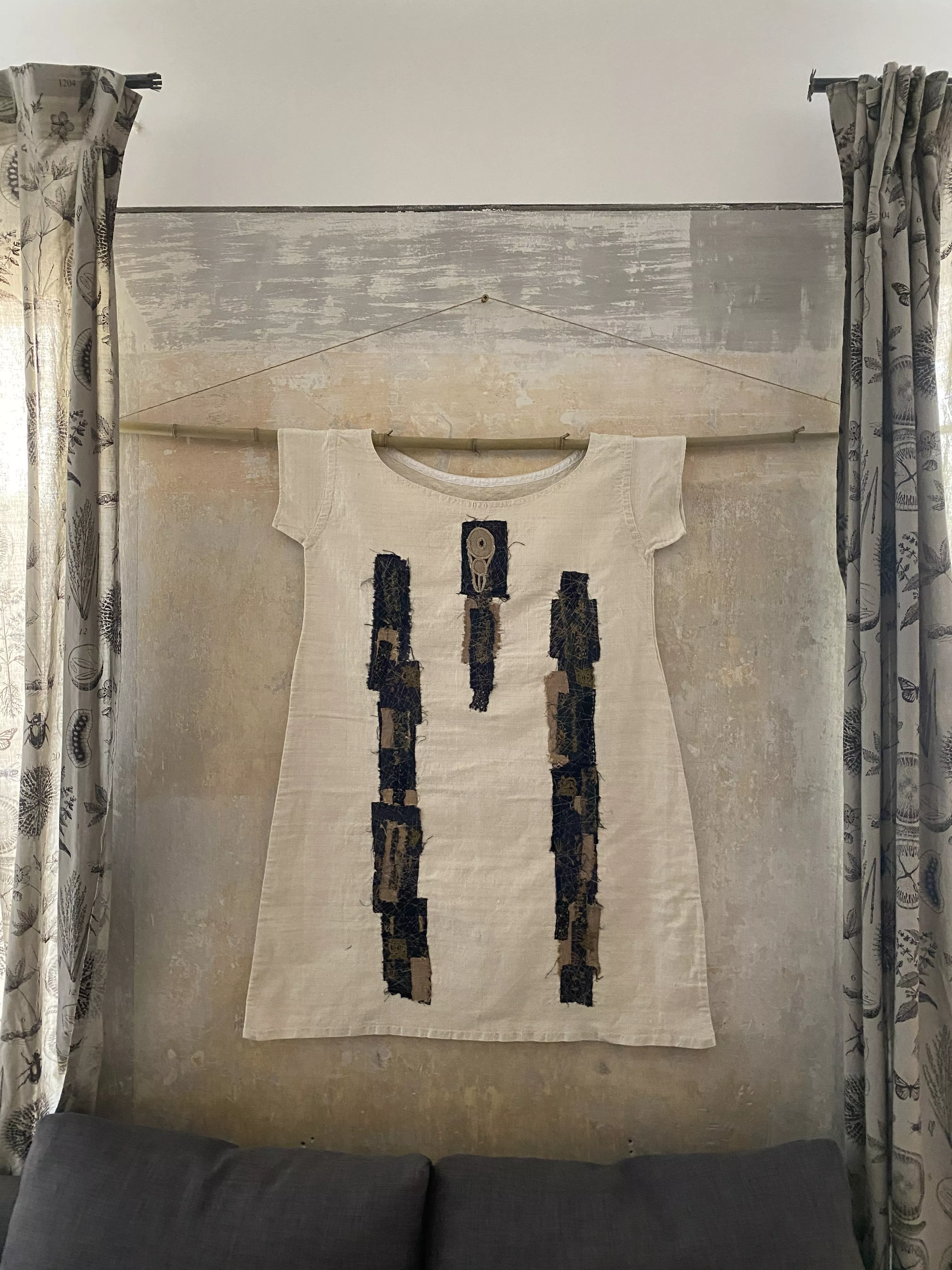 Robe de nuit du XIXe siècle en lin brut, présentée façon kimono décoratif, et ornée de décorations textiles noires style ethnique