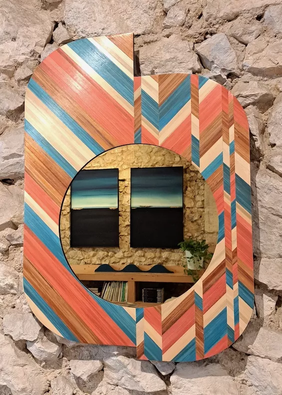 Miroir asymétrique décoré de marqueterie de paille