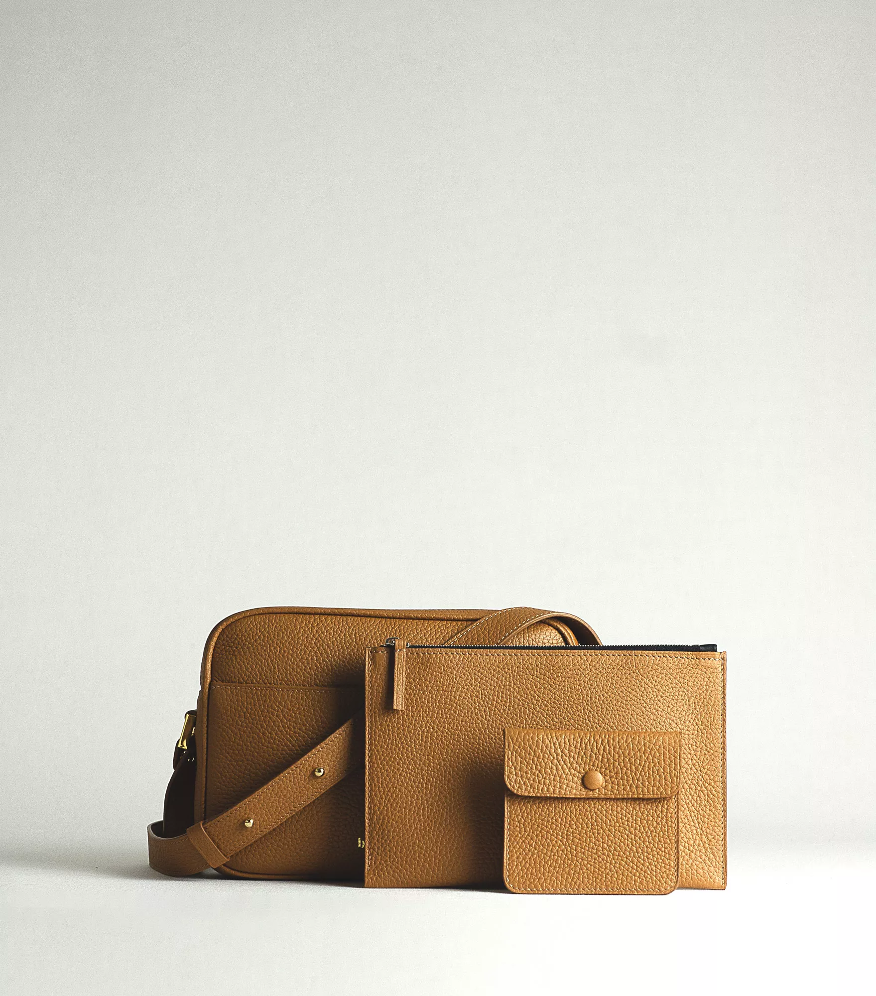 sac en bandoulière, pochette et porte monnaie marron cognac cuir francais pays basque