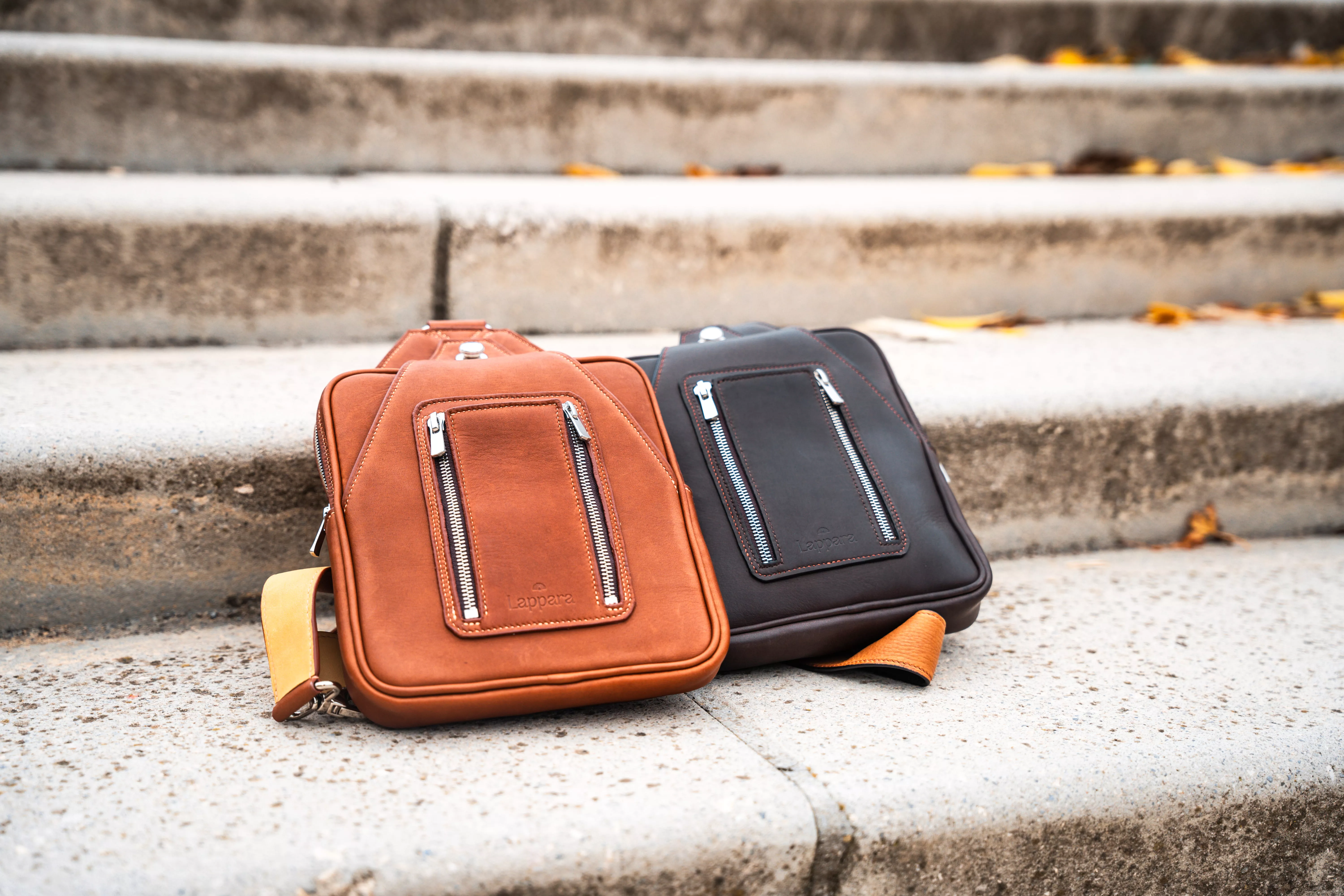 Sacoche Hector - Modèle Lappara - Sacoche homme portée poitrine - Une de couleur Fauve et l'autre de couleur ébène
