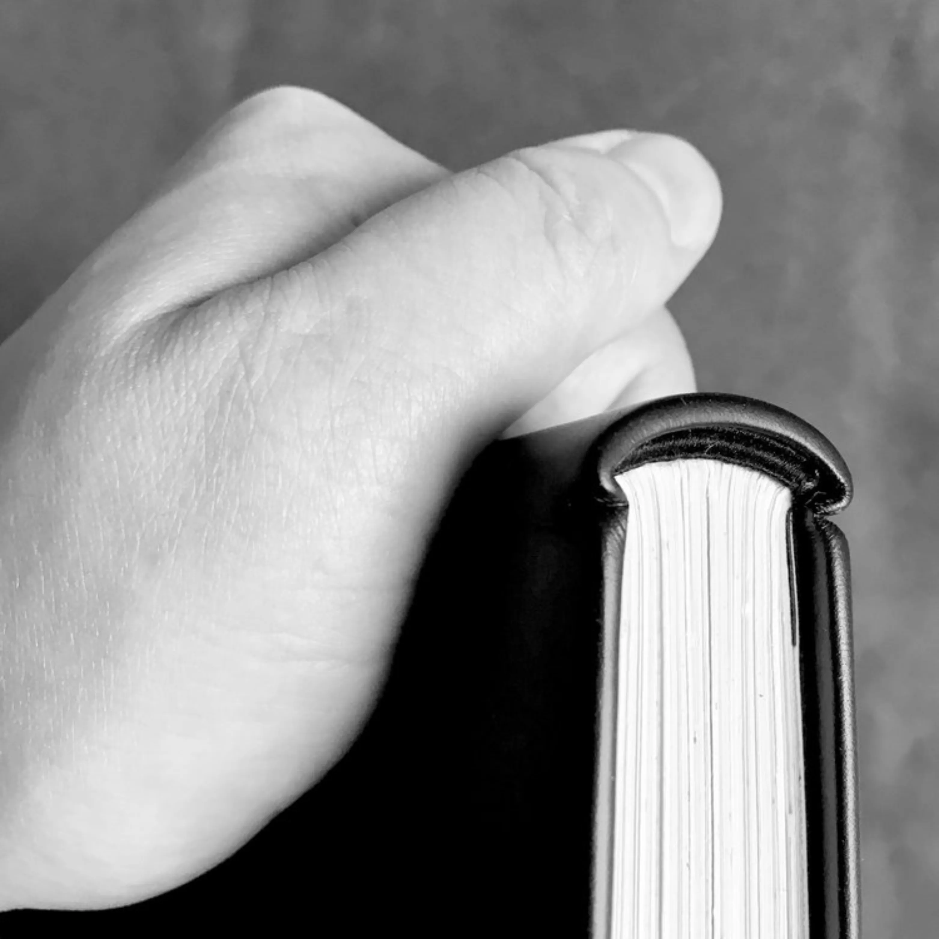 La main de la créatrice et sa création