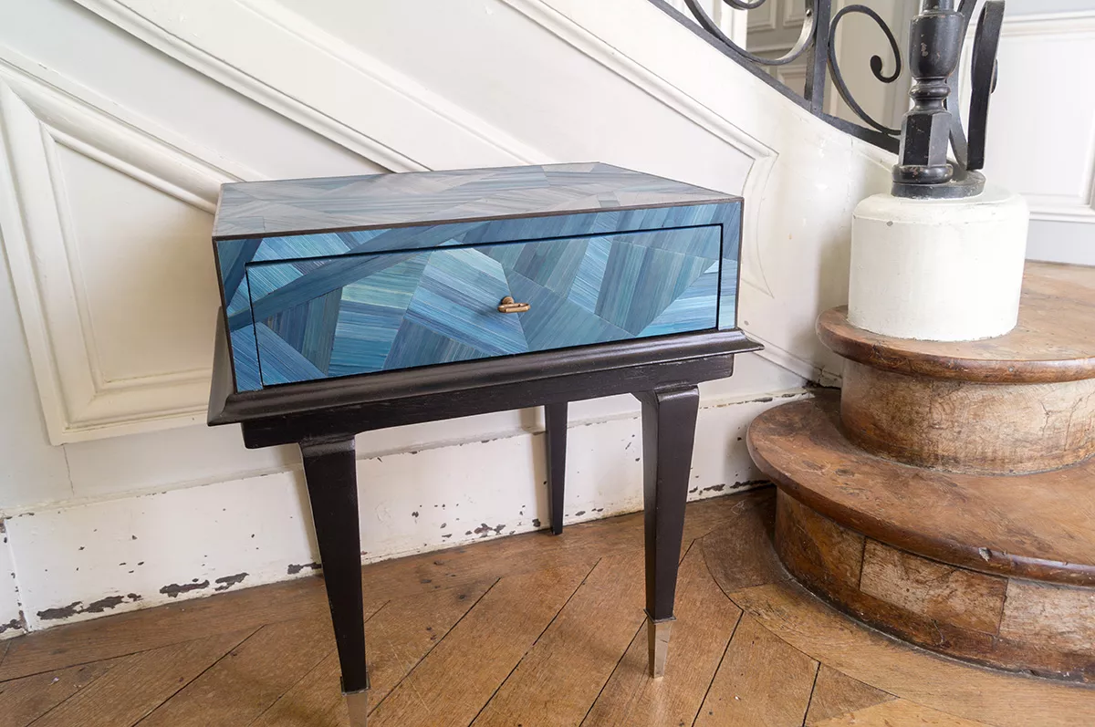Table de chevet relooké avec de la marqueterie de paille bleue