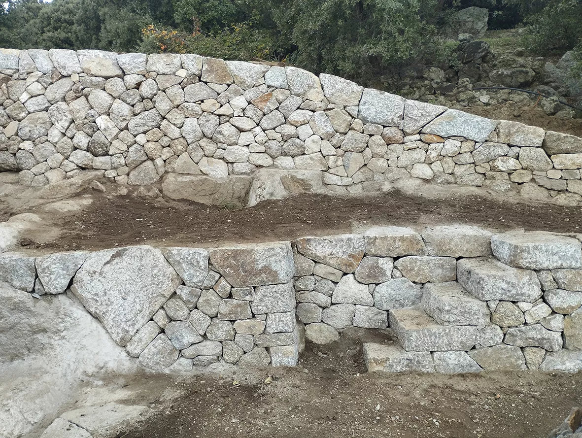 Soutènement et escalier en granit