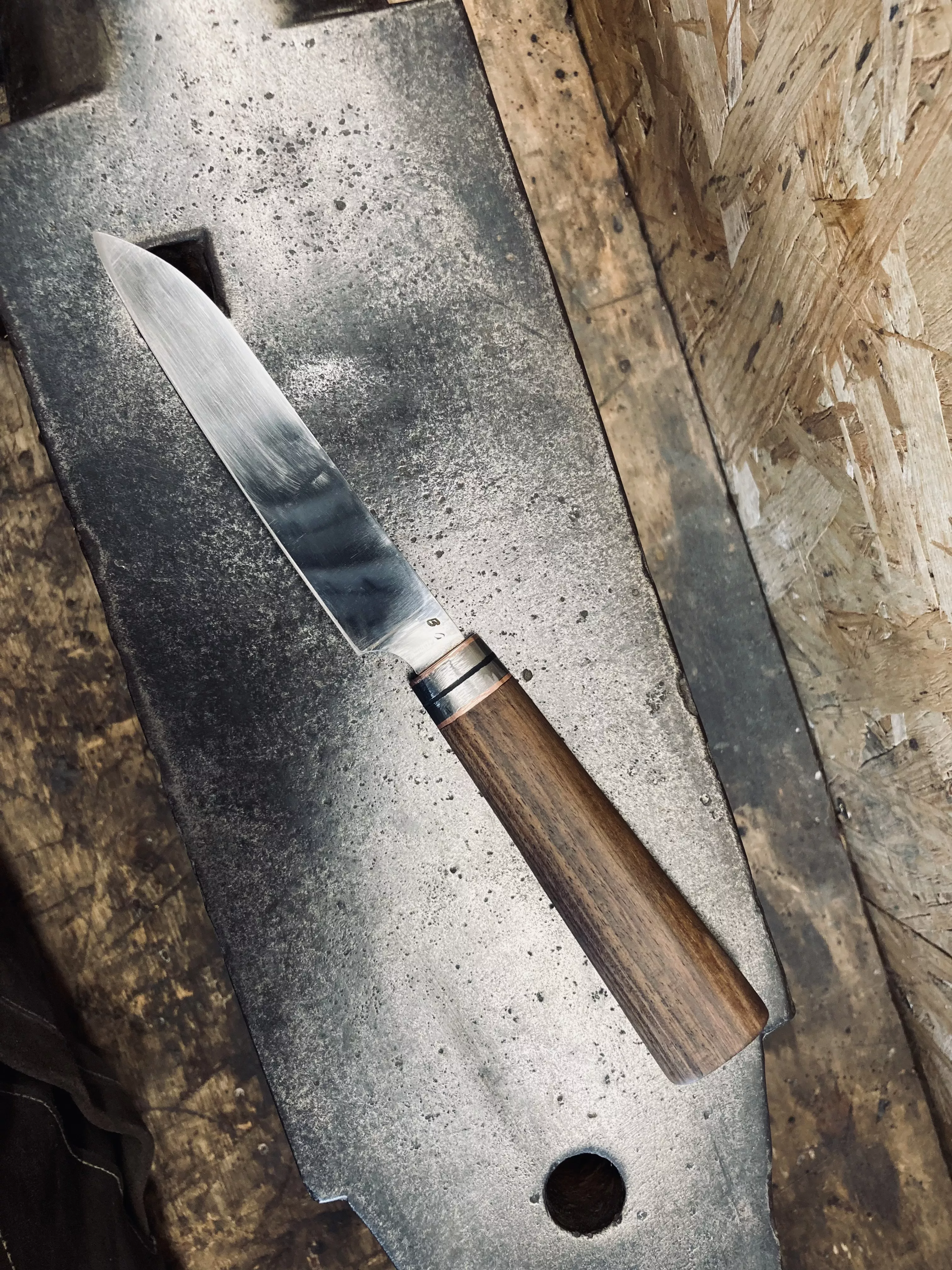 Couteau de cuisine d'inspiration japonnaise