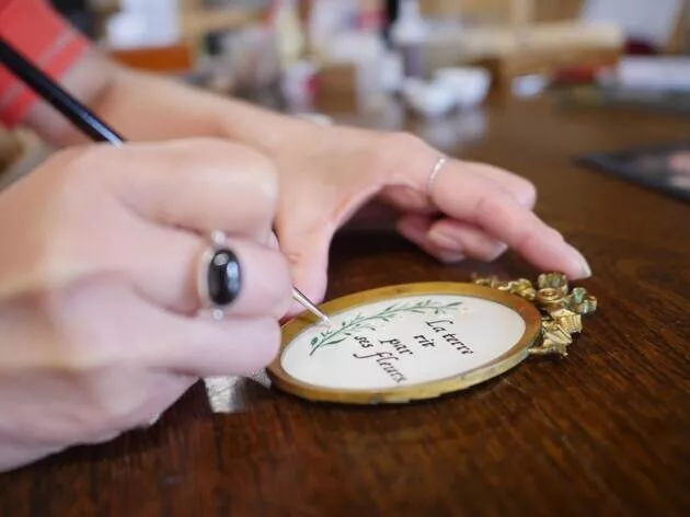 Calligraphie et enluminure sur parchemin-Cadre médaillon en métal doré 