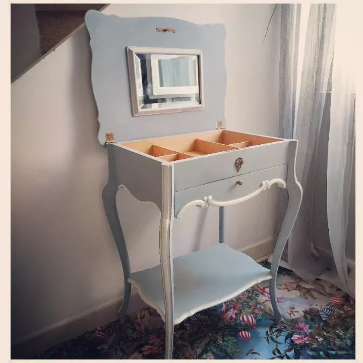 Restauration complète de cette travailleuse style Louis XV. Mise en peinture, réchampis et patine.