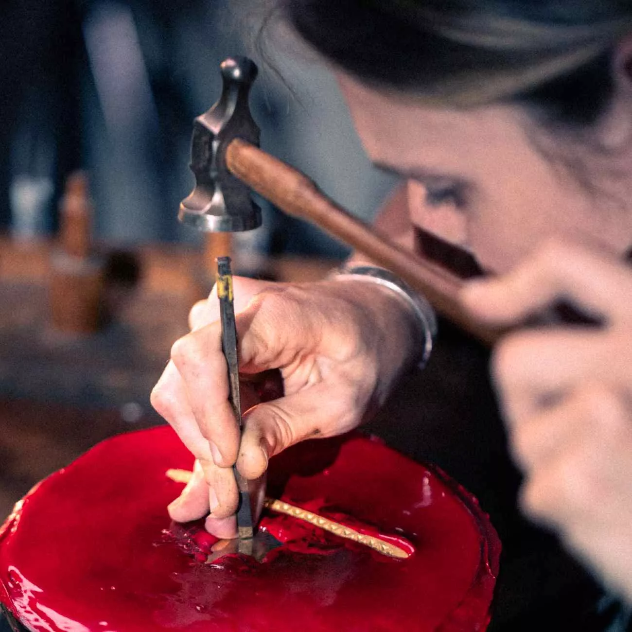 Ciseleur Chloé Hoquet : artisan joailler créateur éthique