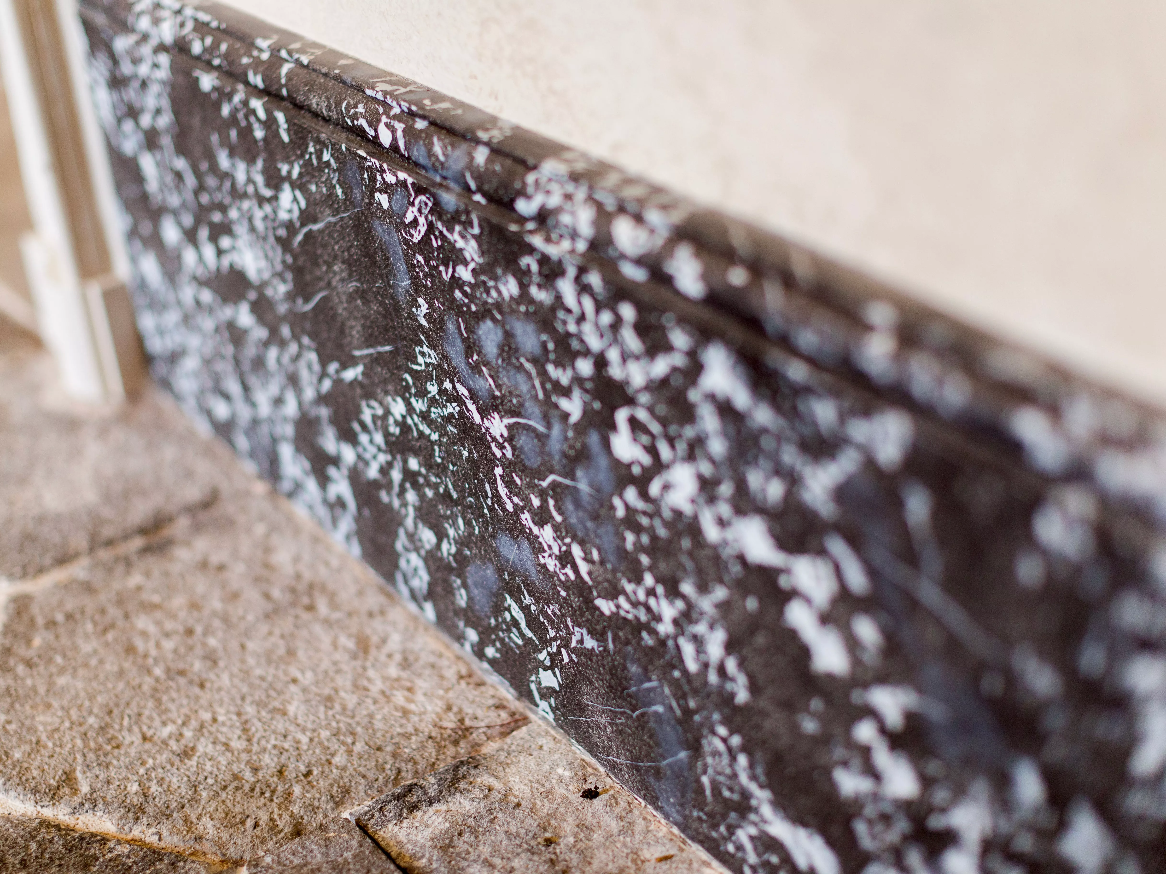 Plinthe peinte à l'imitation du marbre.