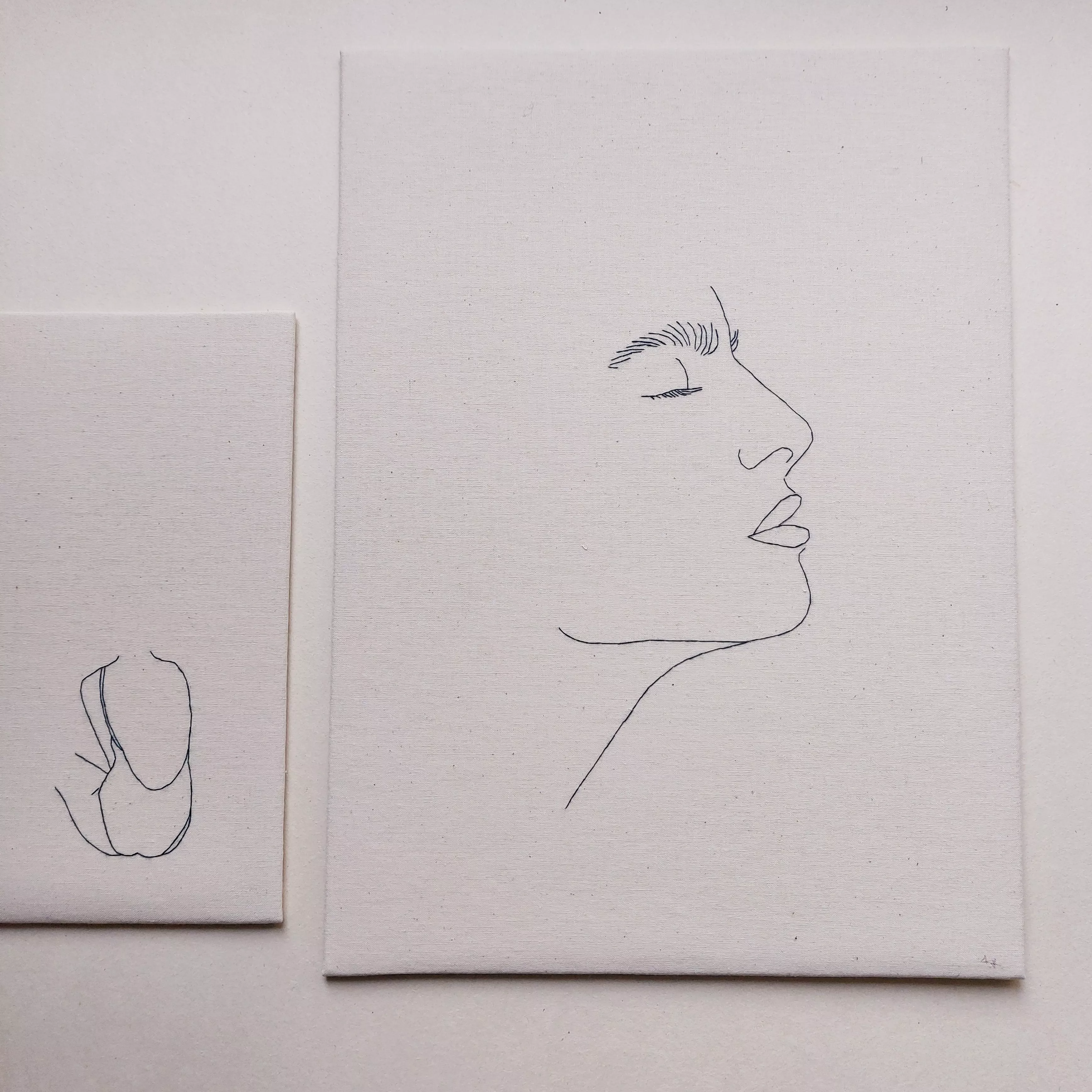 deux dessins brodés sur toile tendue