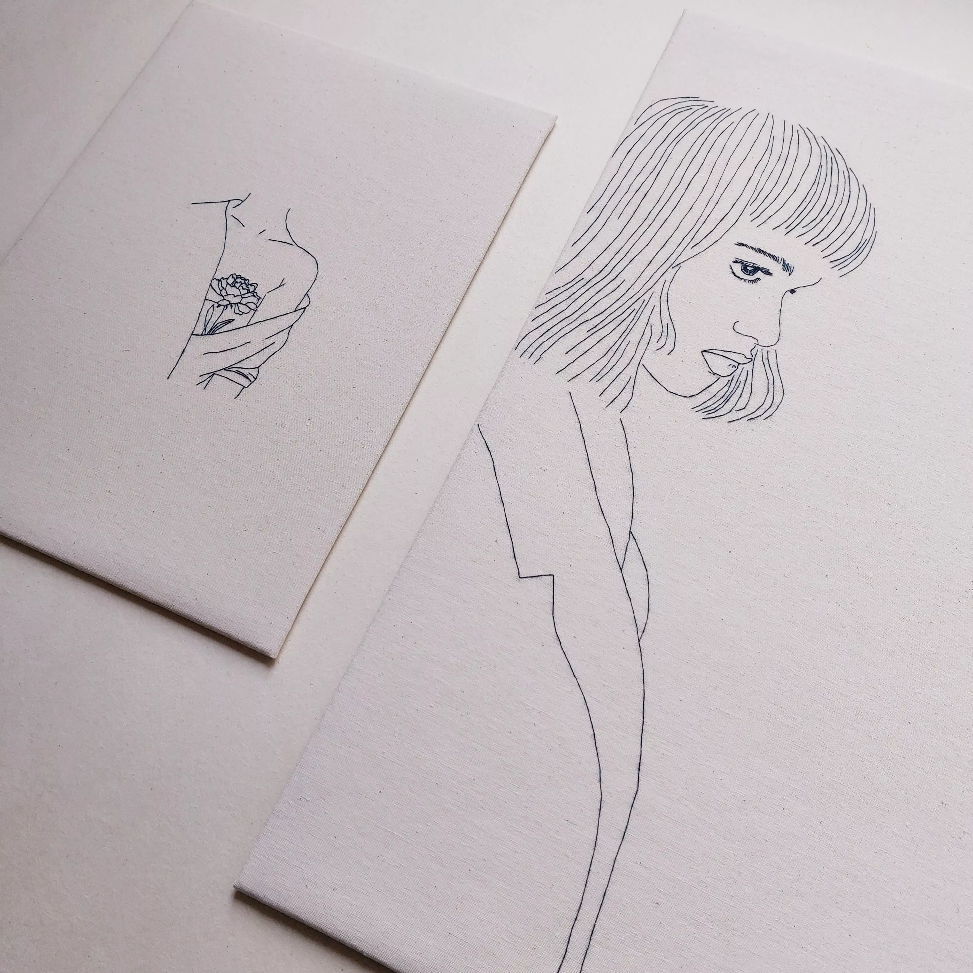 Broderie de silhouettes graphiques, l'oeillet se dévoilant sous un pull, et le visage tourné de profil, décidé