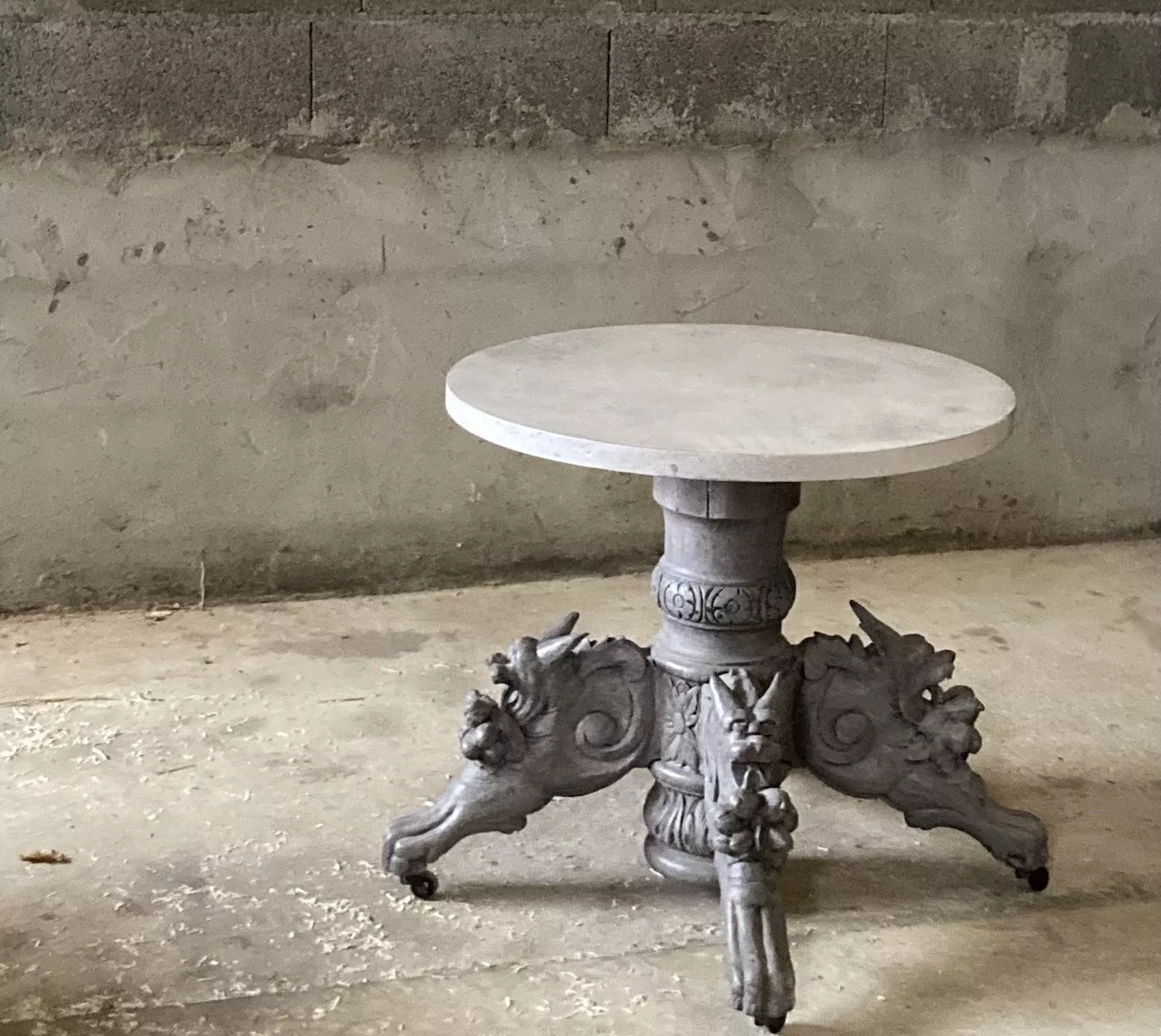 GUERIDON - COLLE DE PEAU, PIGMENTS TRADITIONNELS, PATINE ET CIRE . PLATEAU IMITATION PIERRE 