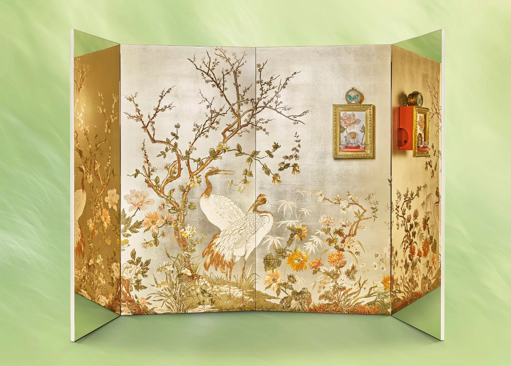 ÉMERGENCE est un paravent d’exception mêlant marqueterie, miroirs, sculptures et horlogerie ancienne, révélant une œuvre d’art totale où le temps s’inscrit dans une scénographie poétique et raffinée.