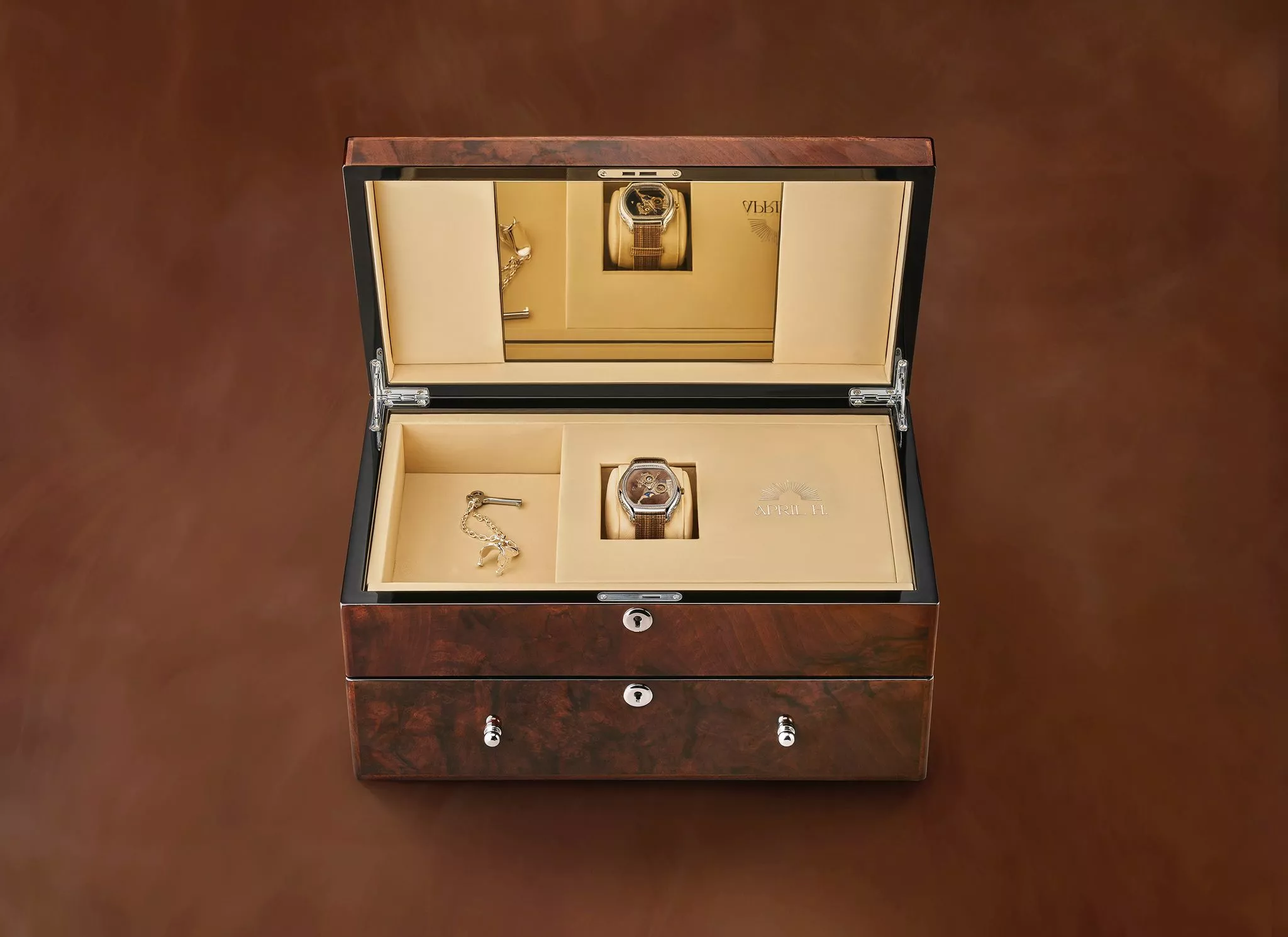 EQUUS est une montre d’exception alliant design Art Déco, marqueterie de paille et mouvement horloger haute complication, incarnant la puissance et l’élégance du cheval dans un boîtier tonneau serti de diamants.