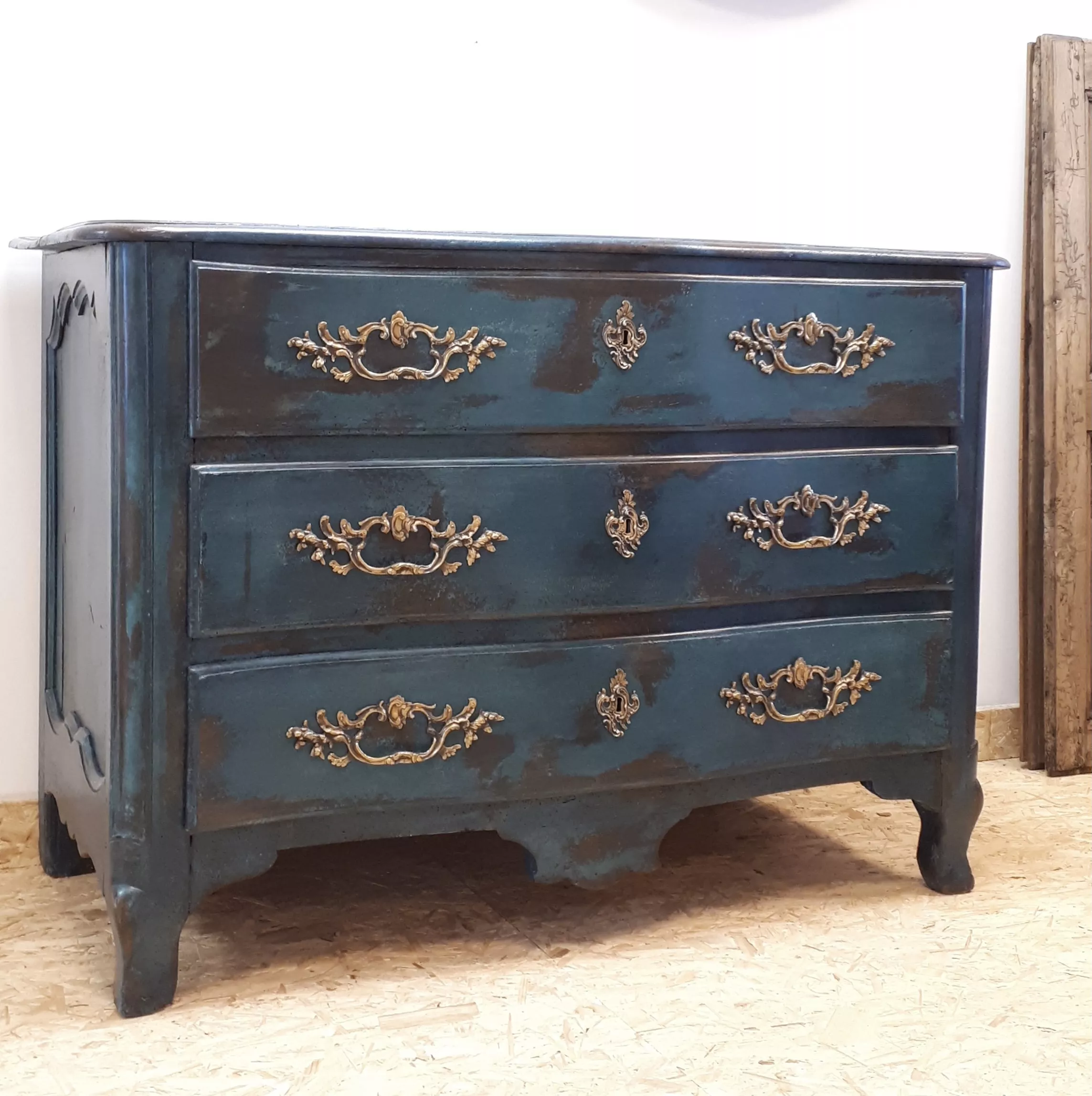 commode en noyer restaurée et patinée vieillie 