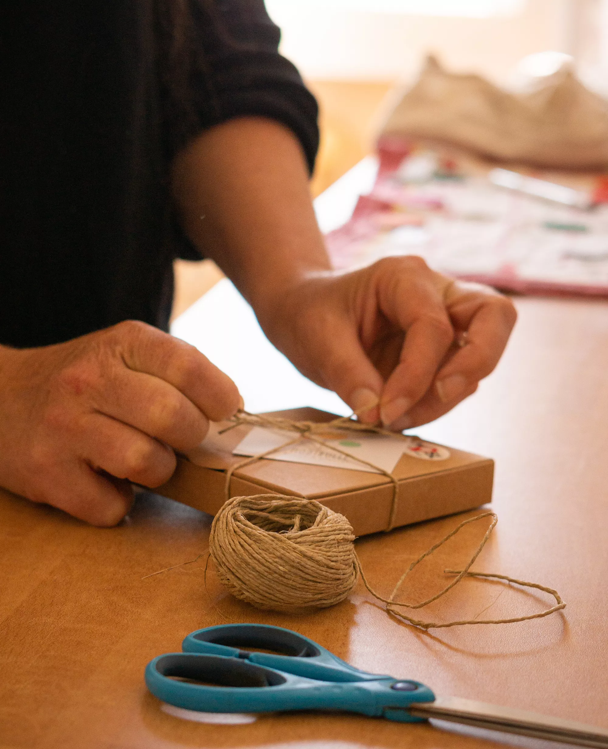 mains qui emballent un bijou à planter dans sa boite modibulle