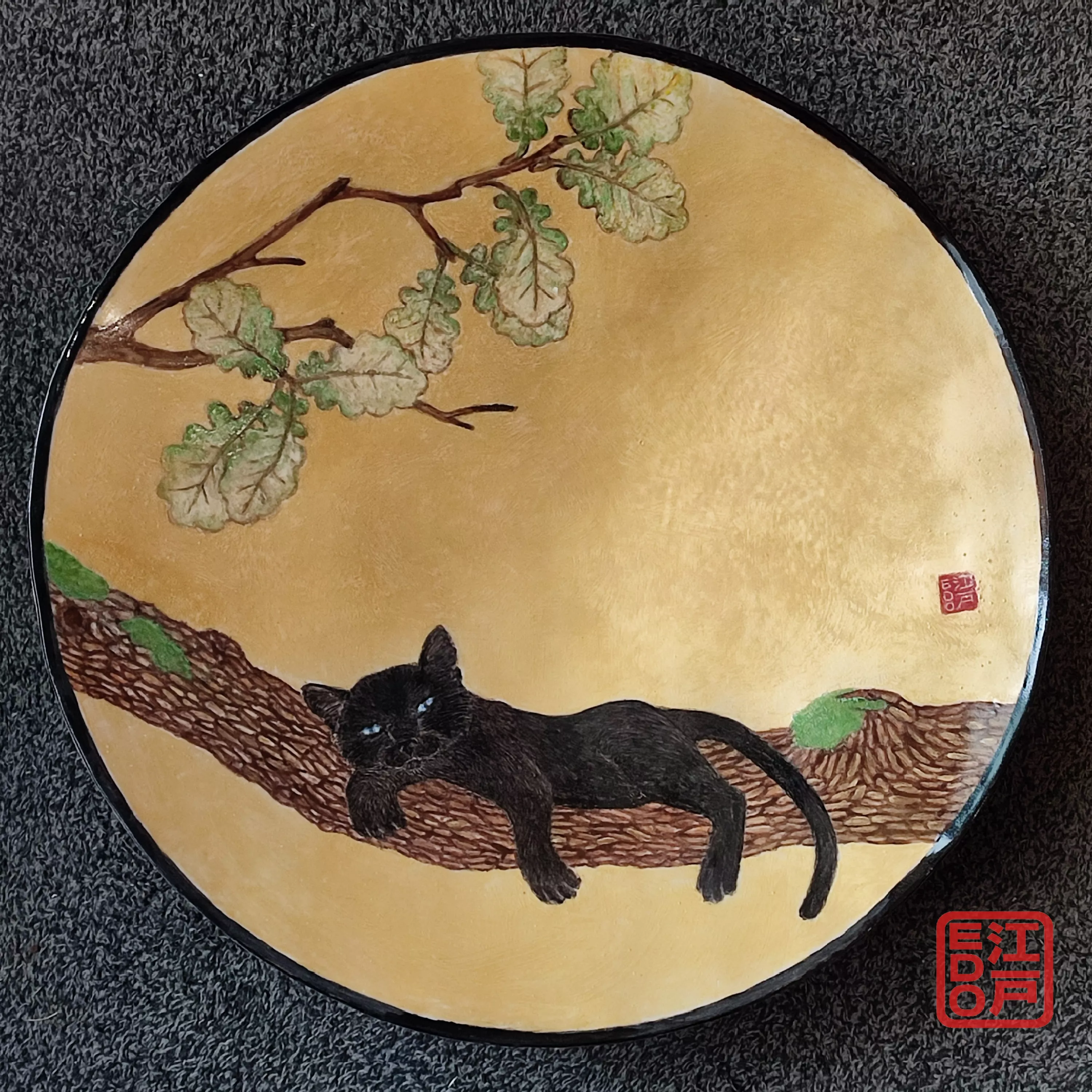 EDO Ceramic - Plat chat noir et or diamètre 42 cm