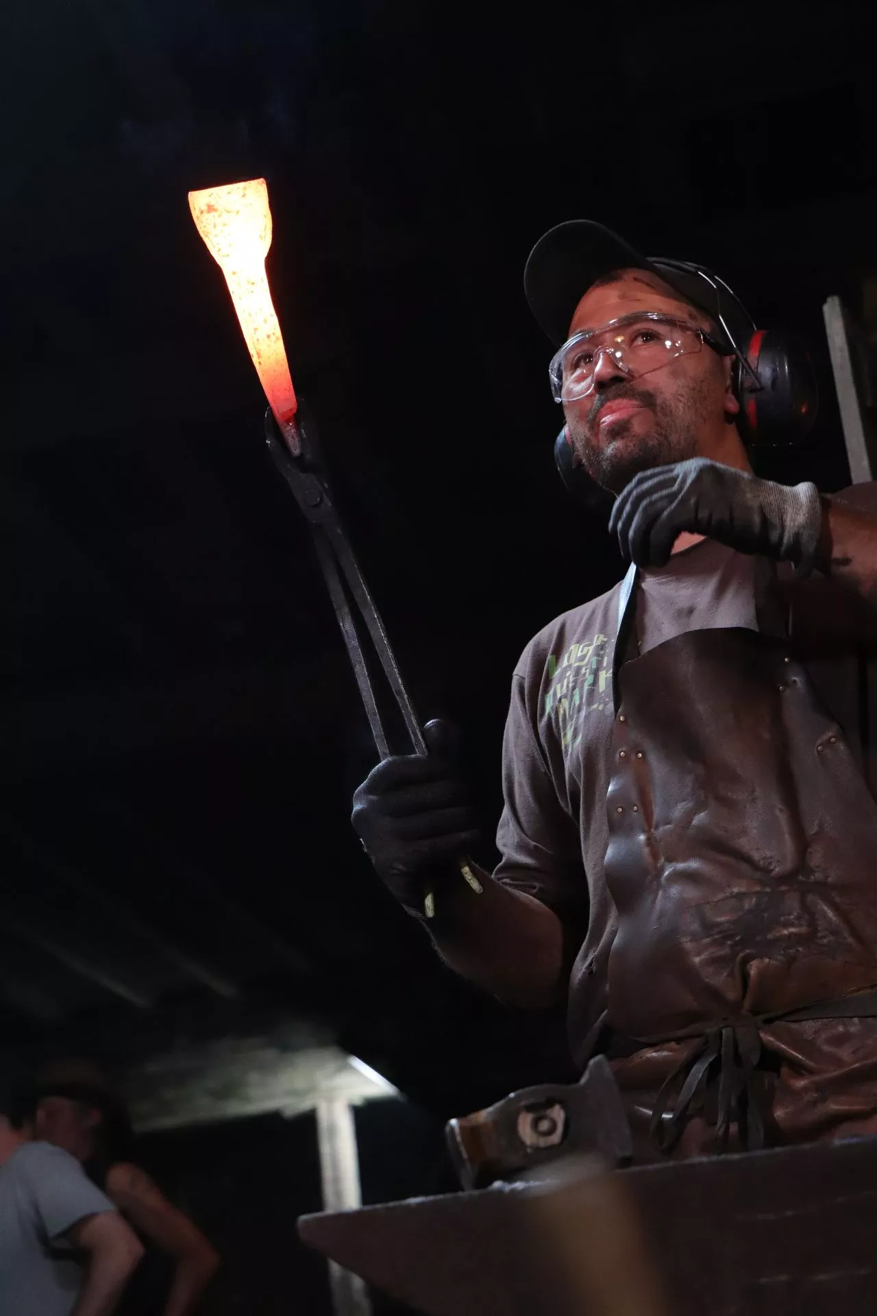 Jeremy Roger lors d'une démonstration de forge