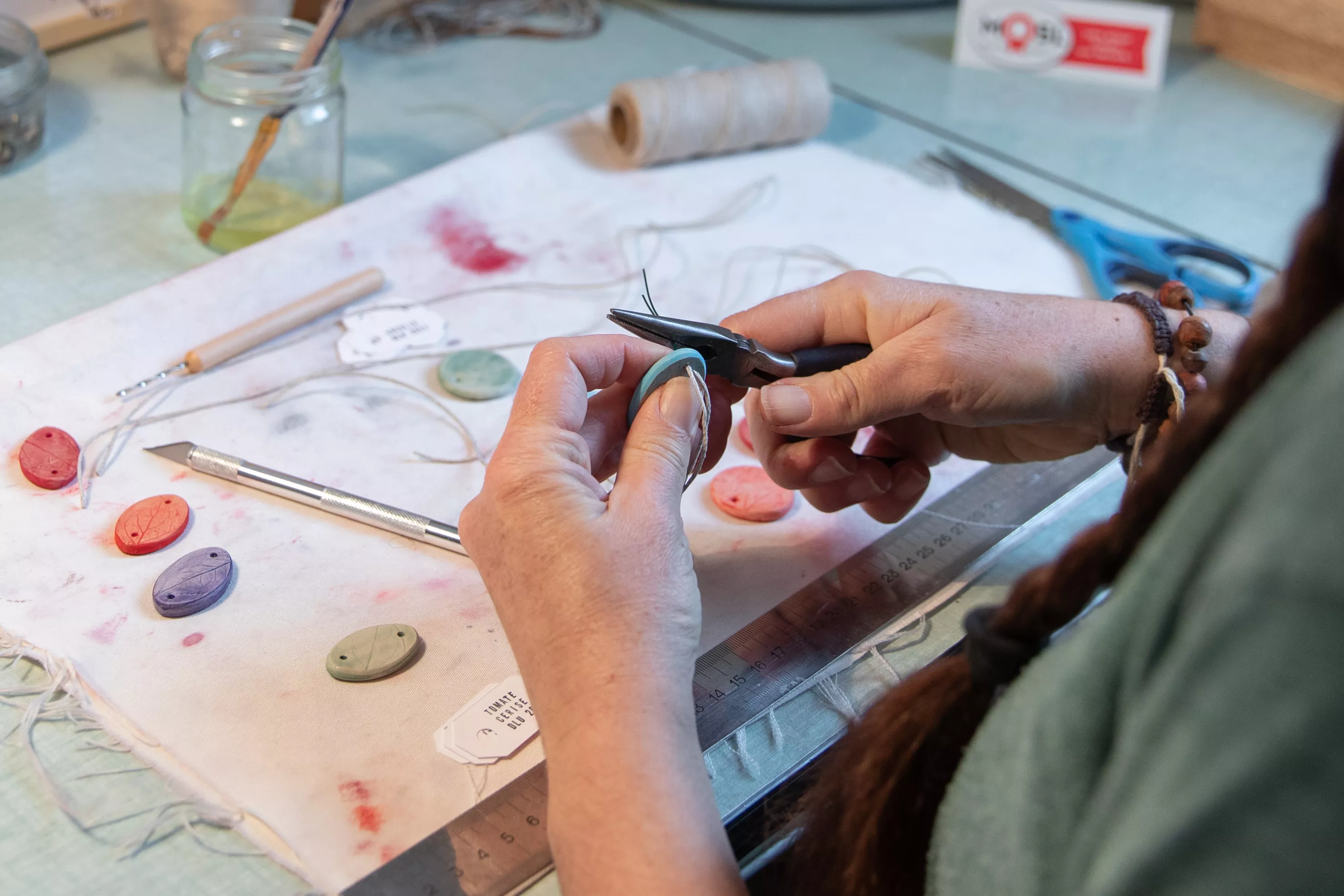 mains qui fabriquent un bijou à planter modibulle