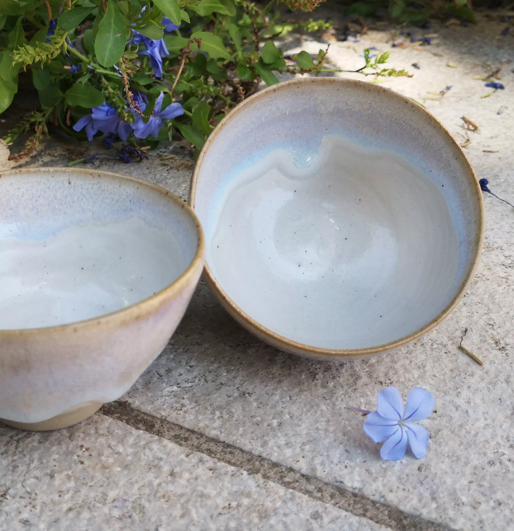 Petits bols blancs et bleus