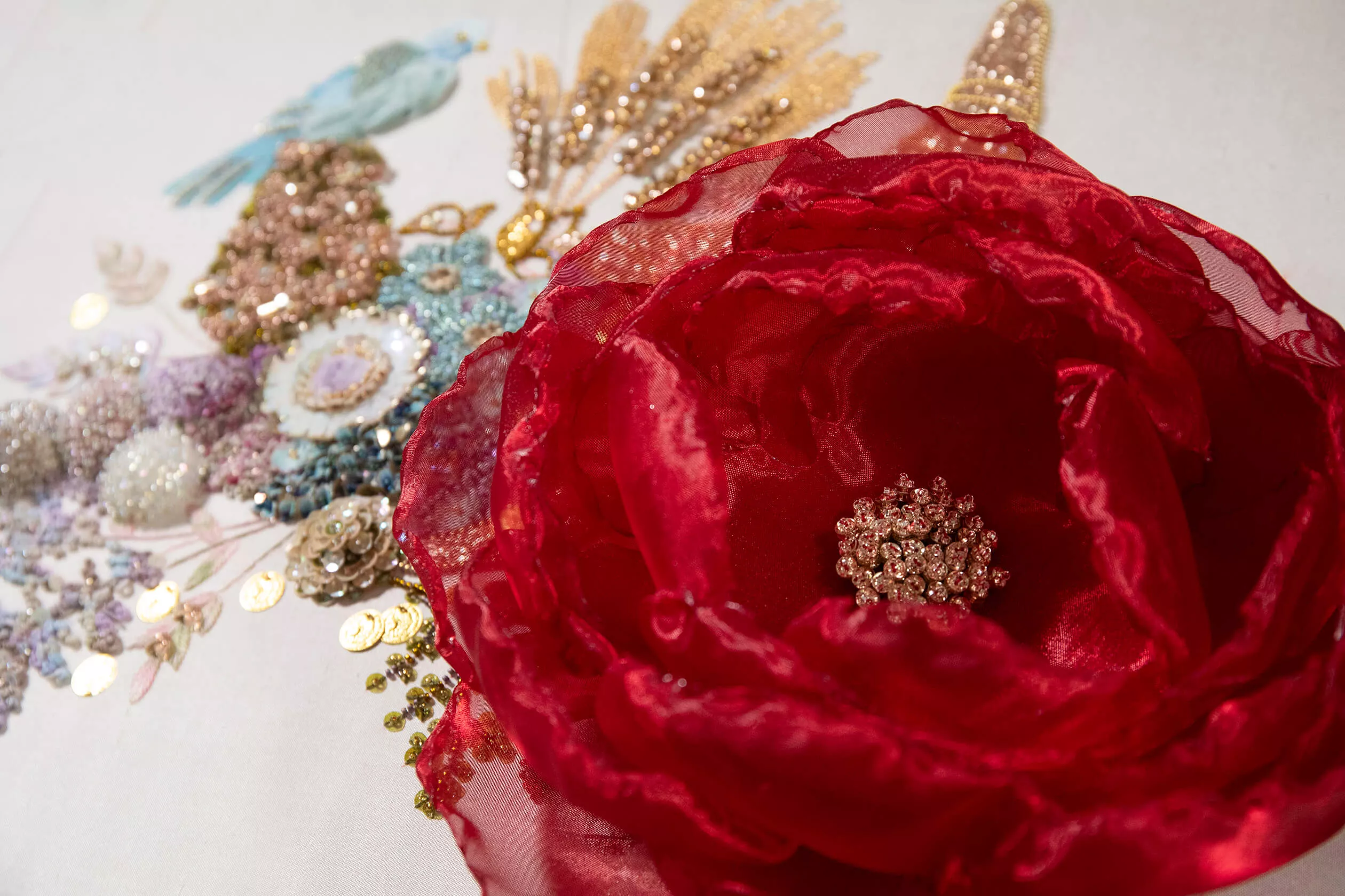 Œuvre brodée réalisée pour le XIVe Concours International de Broderie et présentée dans le cadre de la Biennale 2025 en Italie.