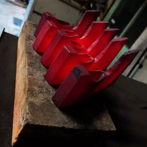 haches en cours de production à la taillanderie la maison luquet