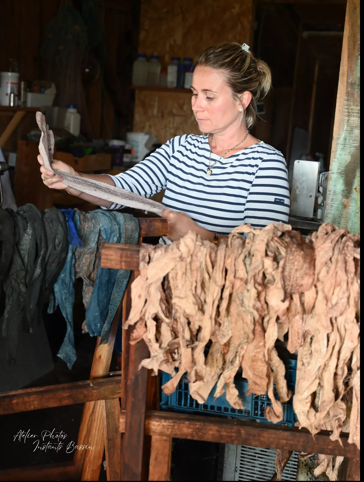 photo de Marielle en train de tanner des cuirs de saumon