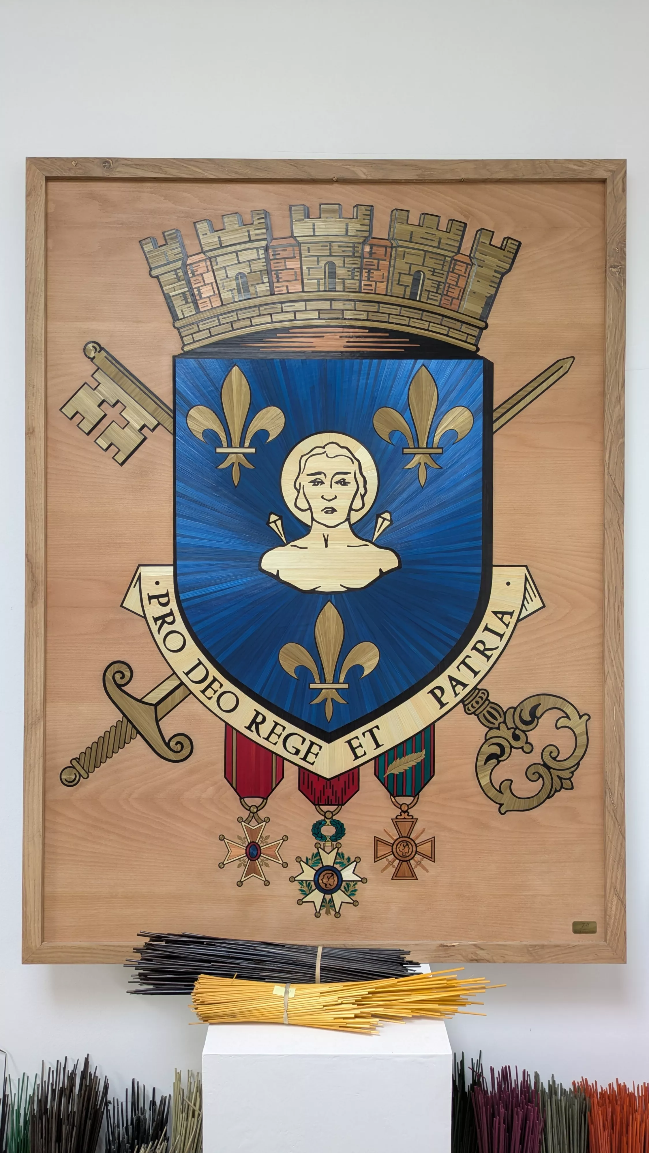 Blason de la Ville de saint Quentin (02) en marqueterie de Paille (1.65mx1.24m)