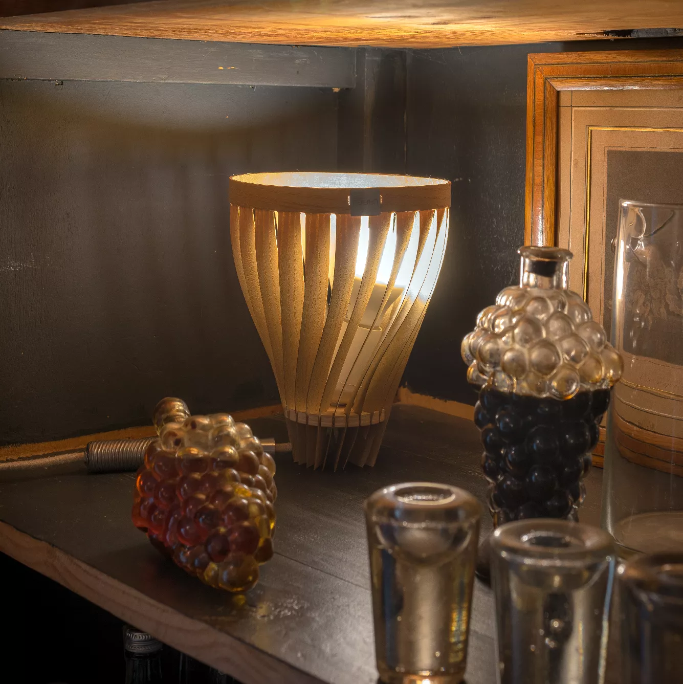 lampe à poser en néomarqueterie : volupte S en chêne, intérieur or pour une lumière intense