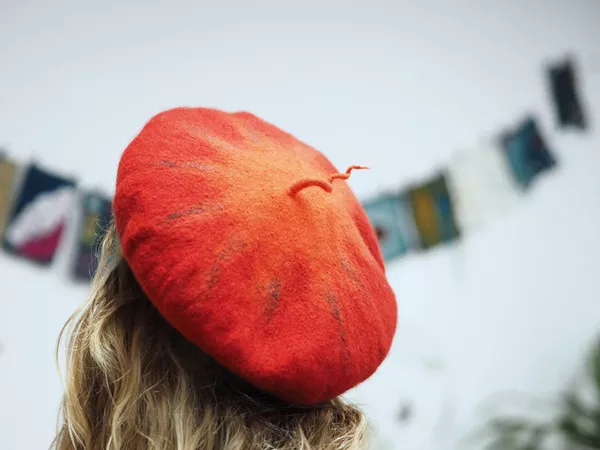 Béret femme en feutre de laine et fibres de soie, dégradé de rouge